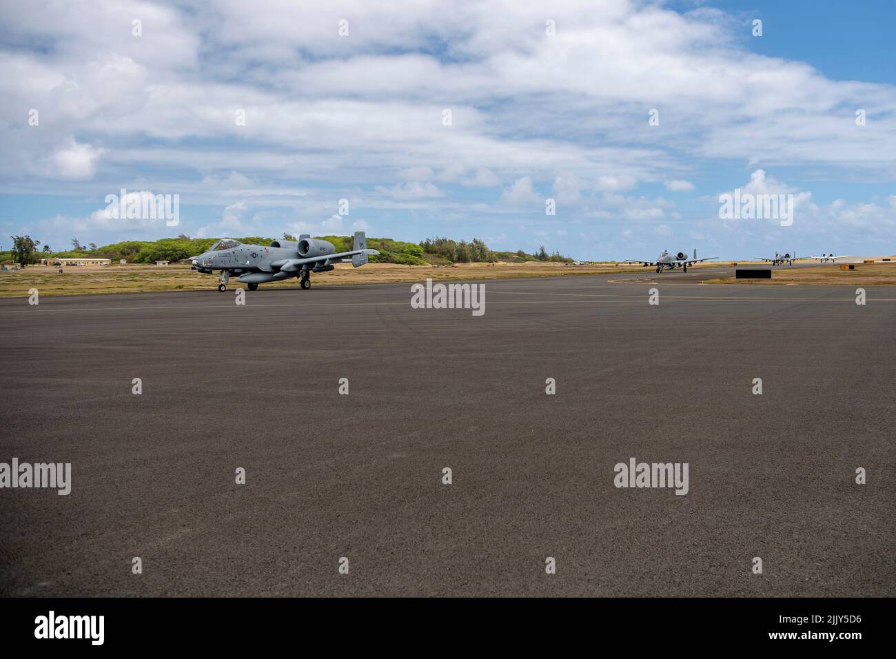 Un avion Thunderbolt II a-10 du groupe de chasseurs 924th, base aérienne de Davis-Monthan, en Arizona, en taxi sur la piste d'appui de RIMPAC 22. Base des corps marins Hawaii, 21 juillet 2022. Vingt-six nations, 38 navires, trois sous-marins, plus de 170 avions et 25 000 membres du personnel - y compris les aviateurs du 624 RSG - participent à la #RIMPAC2022 de 29 juin au 4 août dans et autour des îles hawaïennes et de la Californie du Sud. Le plus grand exercice maritime international au monde, RIMPAC offre une occasion de formation unique tout en favorisant et en soutenant des relations de coopération Banque D'Images