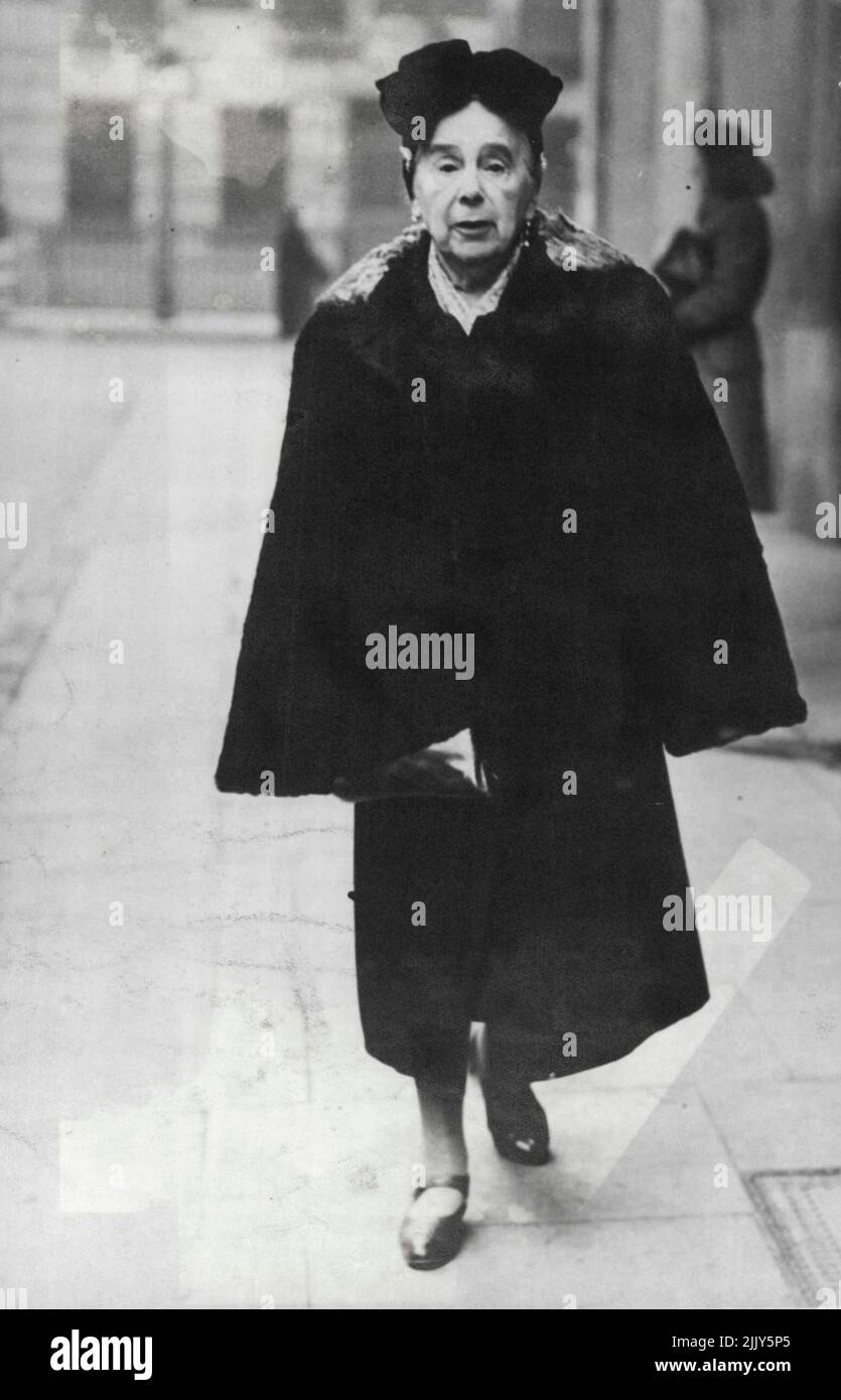 Baronne Orczy quitte l'hôtel Mount Royal où elle séjourne actuellement à Londres. 01 janvier 1946. Banque D'Images