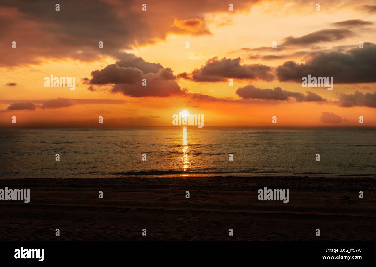 Magnifique lever de soleil d'été sur la plage de Cancun, Mexique. Banque D'Images