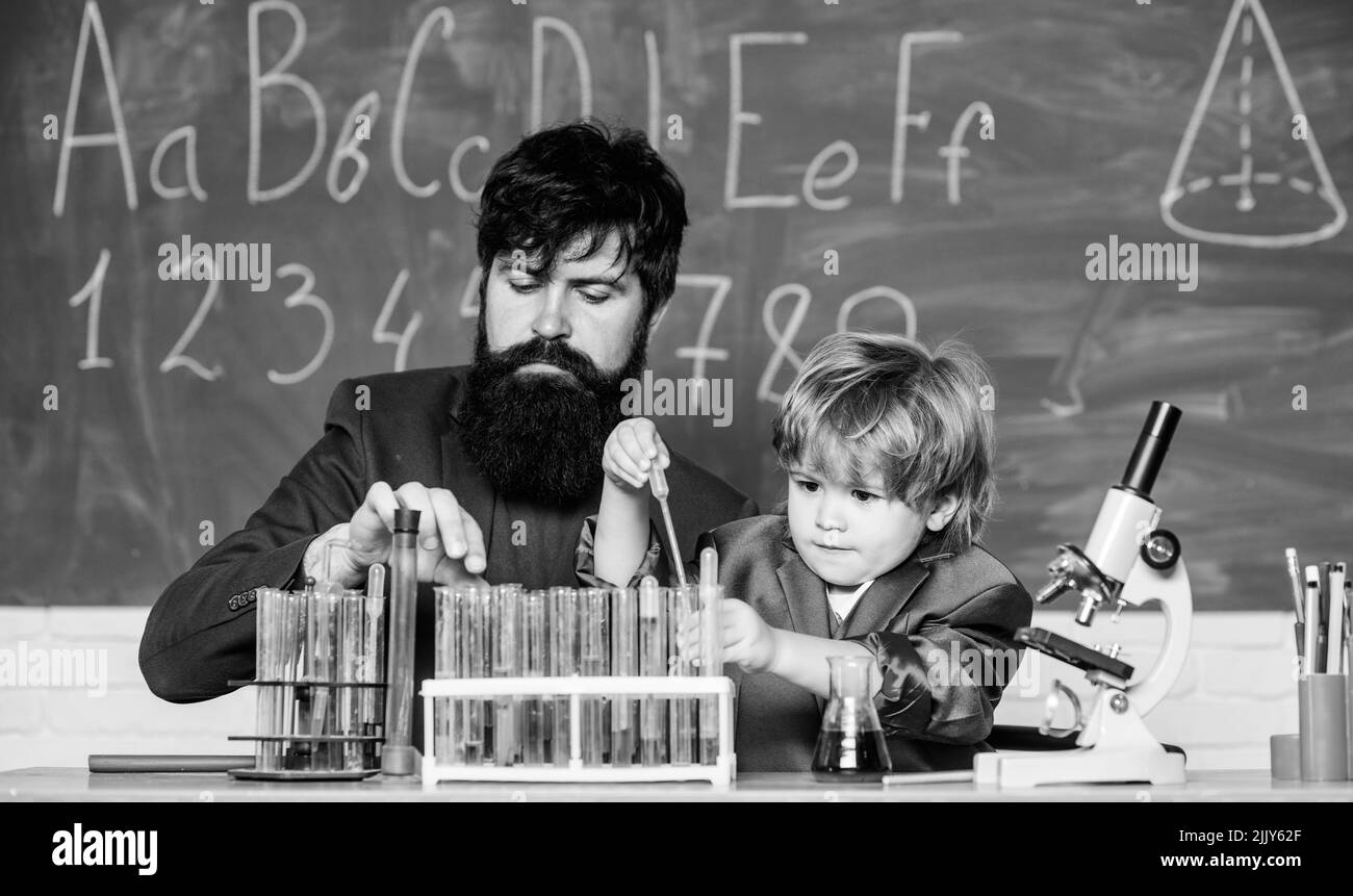 apprentissage de la chimie en laboratoire scolaire.De retour à l'école. Professeur homme avec petit garçon.Laboratoire de sciences biologiques.Père de recherche scientifique et d'expériences Banque D'Images