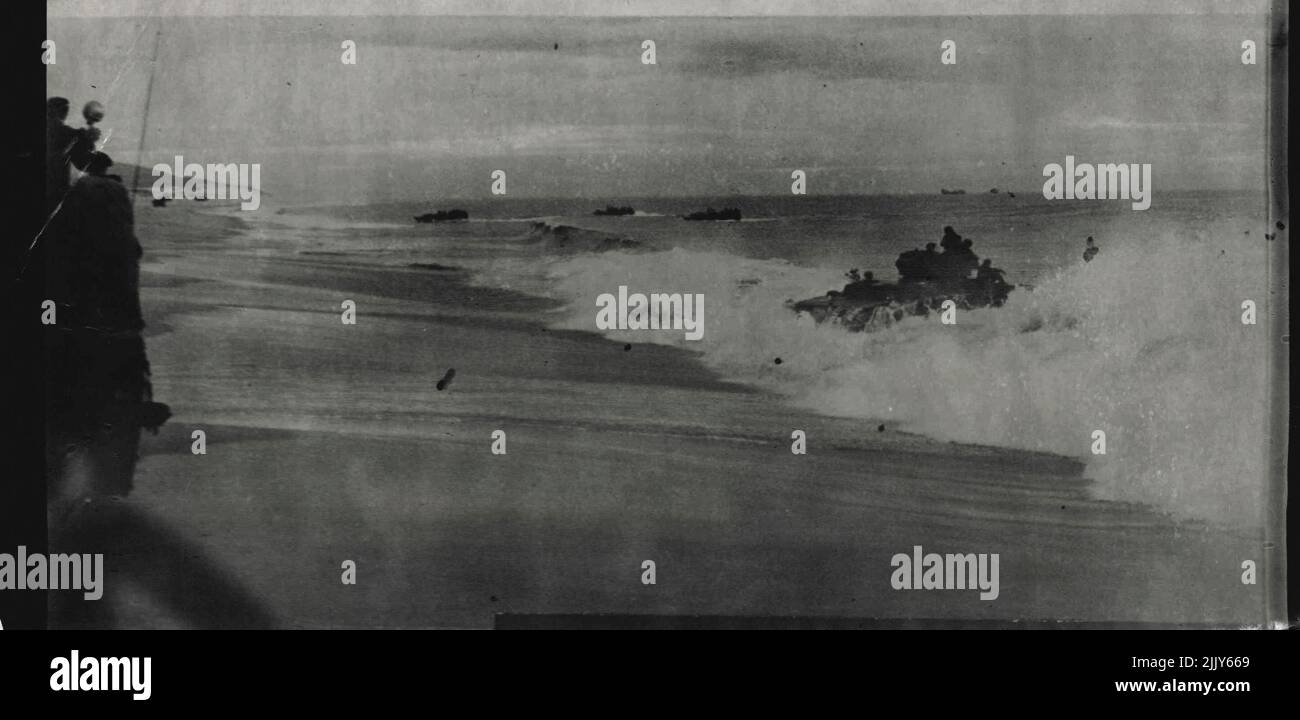 Exercices de l'armée - les canards et les chars dans 'opération boomerang' atterrissent sur une plage au nord de Port Stephens pendant les exercices aujourd'hui par les Royal Australian Engineers. Les troupes qui y ont participé sont principalement des hommes du FMC. 20 mars 1952. Banque D'Images
