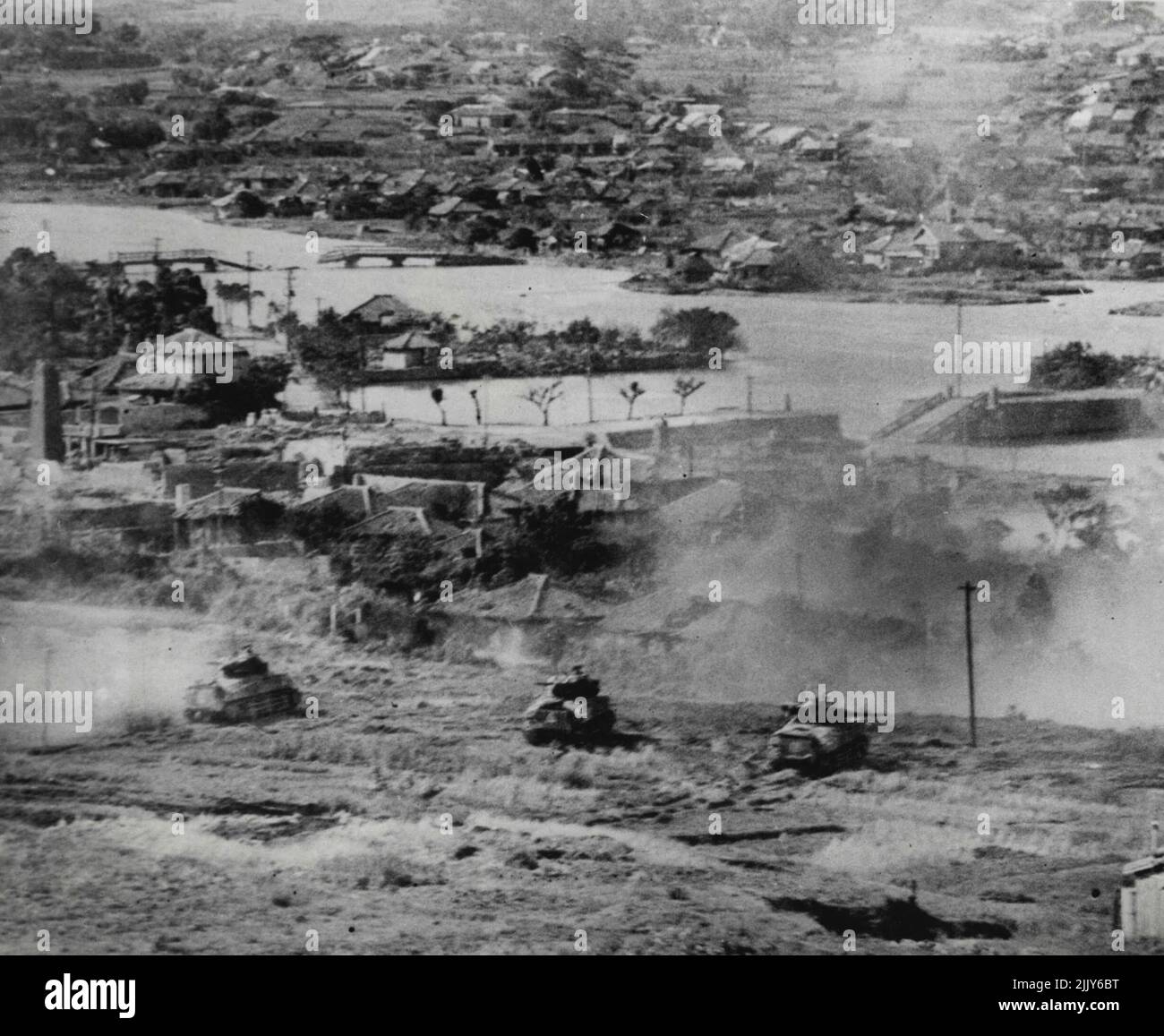 Des chars marins pierde à la périphérie de Naha: Des chars de la Sixième Division Marine explose l'ennemi alors qu'ils sondent à la périphérie de Naha, capitale d'Okinawa. 27 mai 1945. (Photo par photo de presse associée). Banque D'Images