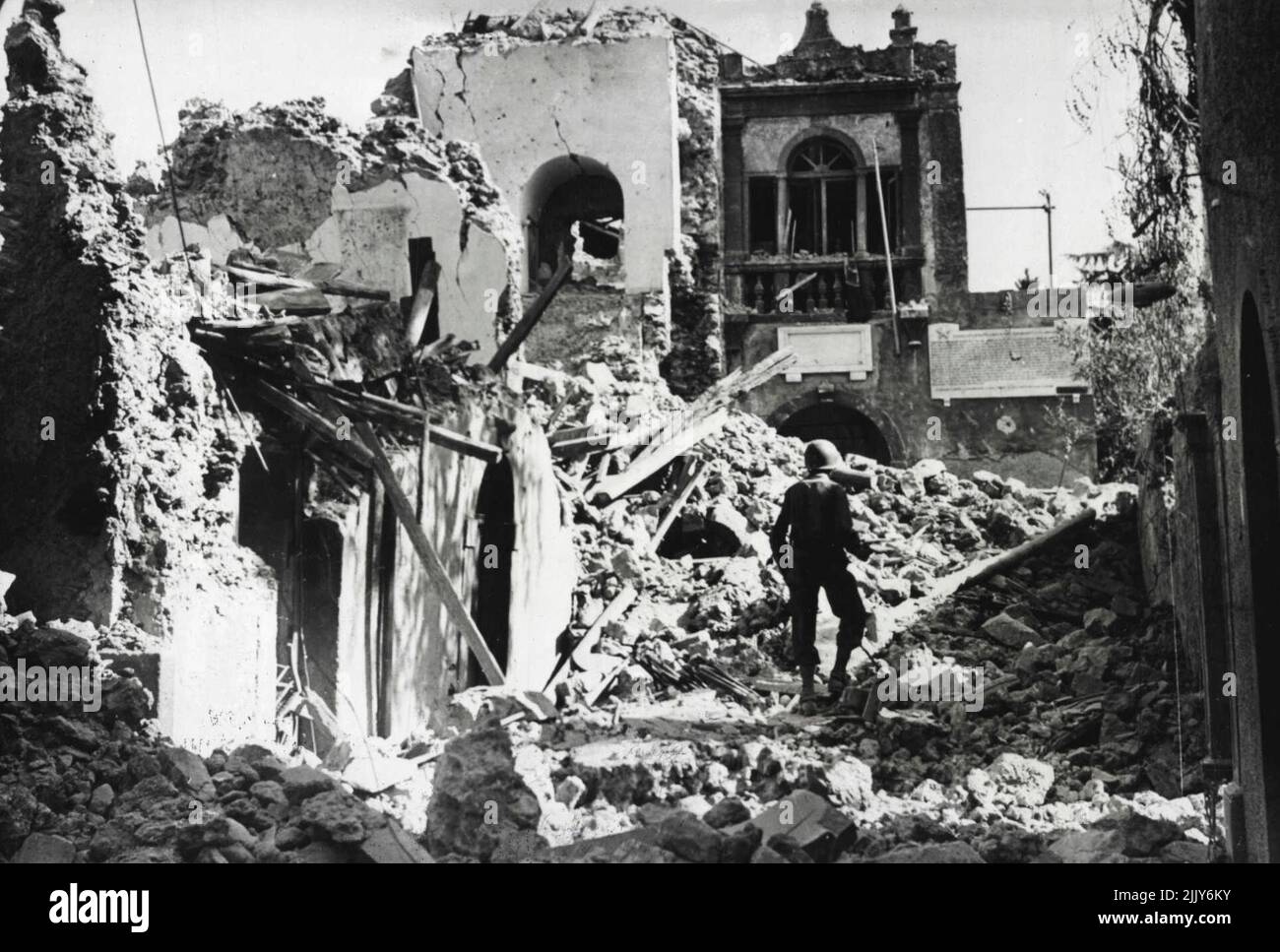 Le quartier général fasciste a fait un blason dans la ville sicilienne -- un soldat américain se fraye le chemin à travers l'épave du quartier général fasciste de Randazzo, en Sicile, blagé à l'enorée par les bombardements alliés. Randazzo s'est rendu aux forces des Nations Unies le 13 août, quatre jours avant la chute de Messine, le dernier bastion de l'axe, a mis fin à la campagne alliée de 38 jours sur l'île italienne. 01 novembre 1943. Banque D'Images