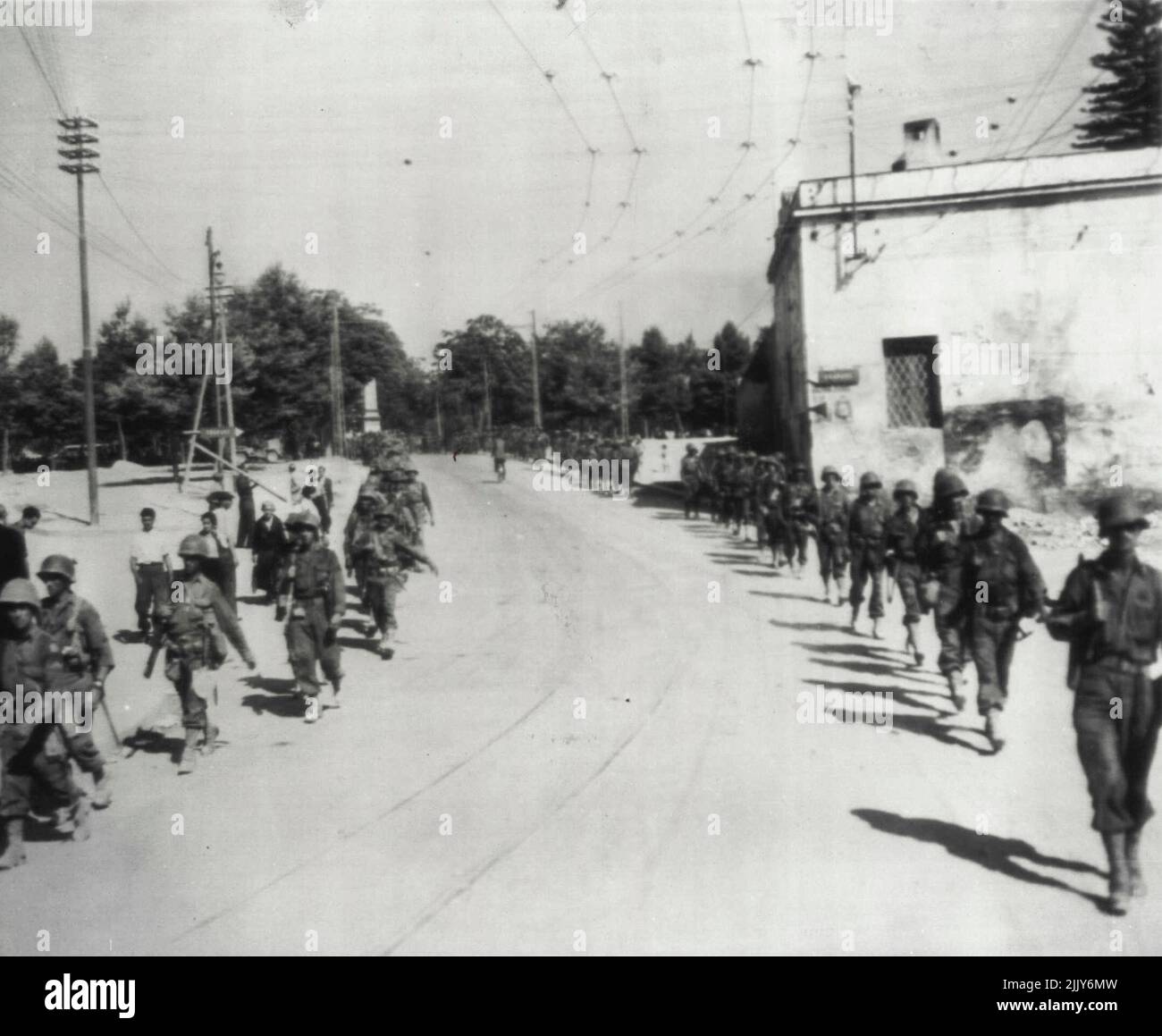 Les troupes entrent à Palerme déchu -- les troupes des États-Unis entrent à Palerme peu après que le général de division Geoffrey Keyes, commandant adjoint du général George S. Patton, Jr., a accepté la reddition de la ville du général Molinari. 30 juillet 1943. (Photo par AP Wirephoto). Banque D'Images