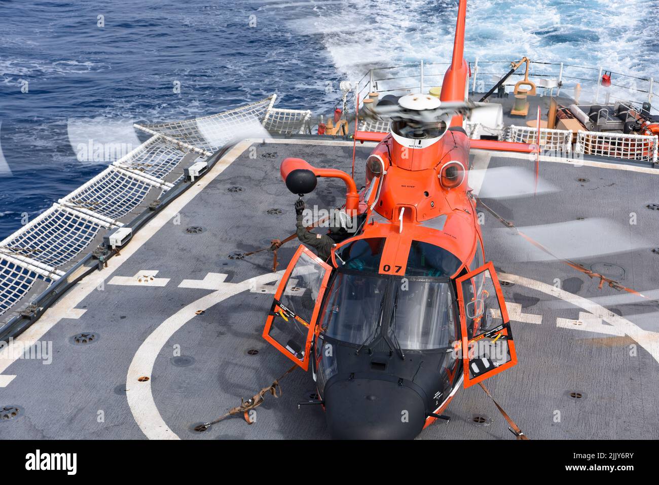 L'officier de la garde côtière américaine Petty Officer 1st classe Josh Trommer, technicien d'entretien de l'aviation affecté à la station aérienne de la Garde côtière Houston, effectue des vérifications avant le vol à bord du célèbre couteau d'endurance moyenne USCGC Mohawk (WMEC 913) alors qu'il est en cours dans l'océan Atlantique, au 15 juillet 2022. USCGC Mohawk est en déploiement prévu dans la zone des opérations de la Marine américaine en Afrique, employée par la Sixième flotte américaine pour défendre les intérêts américains, alliés et partenaires. (É.-U. Photo de la Garde côtière par Petty Officer 3rd classe Jessica Fontenette) Banque D'Images