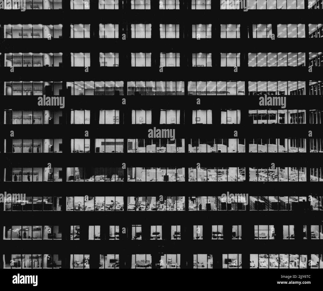 Variation sur Un thème - cette vue rapprochée de dix étages de l'édifice, prise d'un bâtiment adjacent, a reçu le deuxième prix. Le photographe était Joseph E. long de Jackson Heights, New York. 8 juillet 1953. (Photo de United Press). Banque D'Images