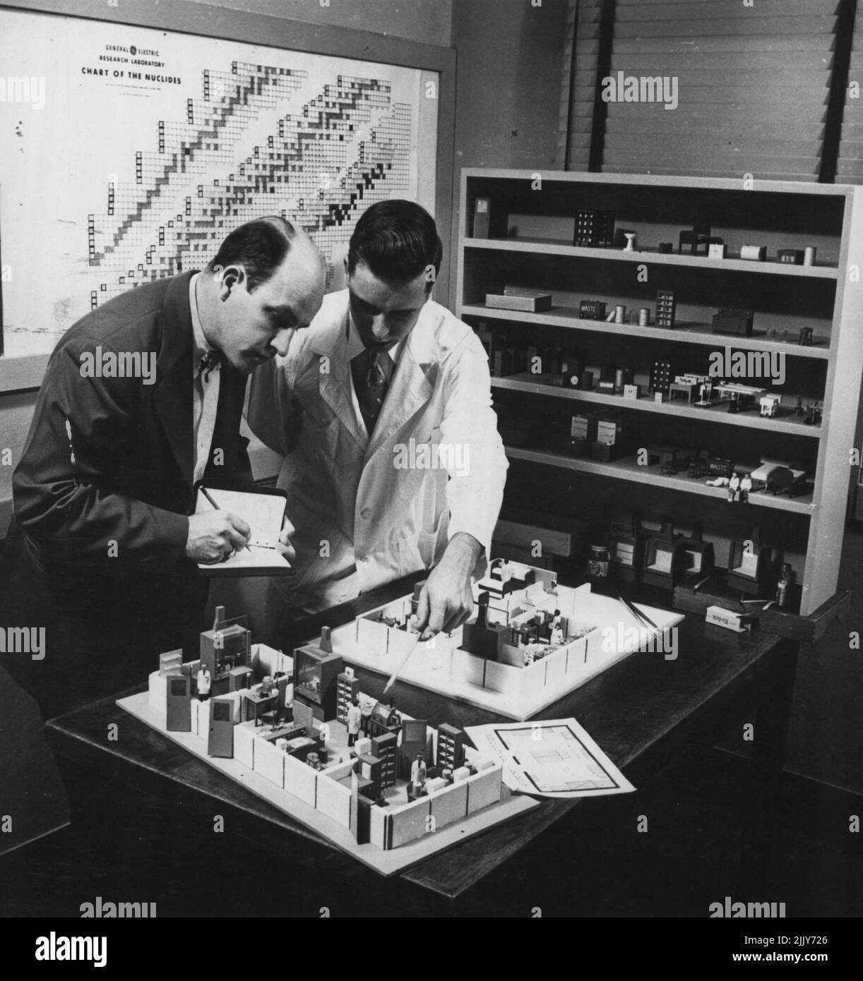 itist sur l'arrangement de laboratoire pour la recherche efficace de radioistope. Les scientifiques étrangers, qui assisteront au cours de l'Institut en mai, ont été invités à apporter des informations complètes sur leurs laboratoires afin qu'ils puissent bénéficier de ces services de planification de laboratoire. Un programme spécial de formation sur les radio-isotopes à l'intention des scientifiques étrangers sera mené en mai par l'Institut d'études nucléaires de la centrale atomique d'Oak Ridge, au Tennessee. Il s'agit de l'un des nombreux projets de la Commission de l'énergie atomique des États-Unis visant à aider le programme international "atomes pour la paix". 29 juin 1955. Banque D'Images