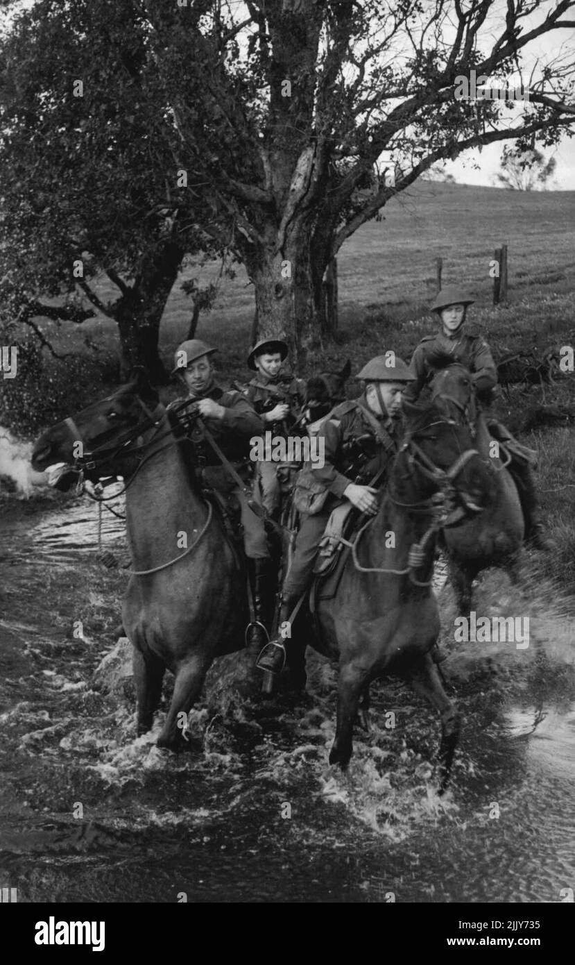 Troupes en patrouille côtière traversant une rivière. Les hommes prennent des chevaux dans l'eau et quand les chevaux commencent à nager, les hommes sautent et se mettent à selle. Les charges ont explosé dans l'eau pour habituer les animaux aux bruits de raid. 27 septembre 1943. (Photo de H. Rodda). Banque D'Images