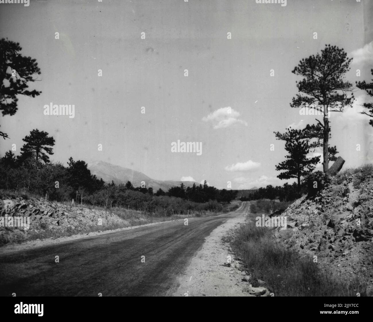 Road on the Rockies -- vue de l'autoroute No.7 à l'extérieur d'Allenspark, Colorado, long's Peak (arrière-plan, gauche) atteint 14 255 pieds au-dessus du niveau de la mer. Il est plus élevé Colorado Springs, qui est de 14 109 pieds de haut. Au-dessus de la ligne de bois (environ 12 000 pieds), la roche nue et le gravier s'étendent jusqu'au sommet enneigé. 27 septembre 1947. (Photo par Wide World photos). Banque D'Images