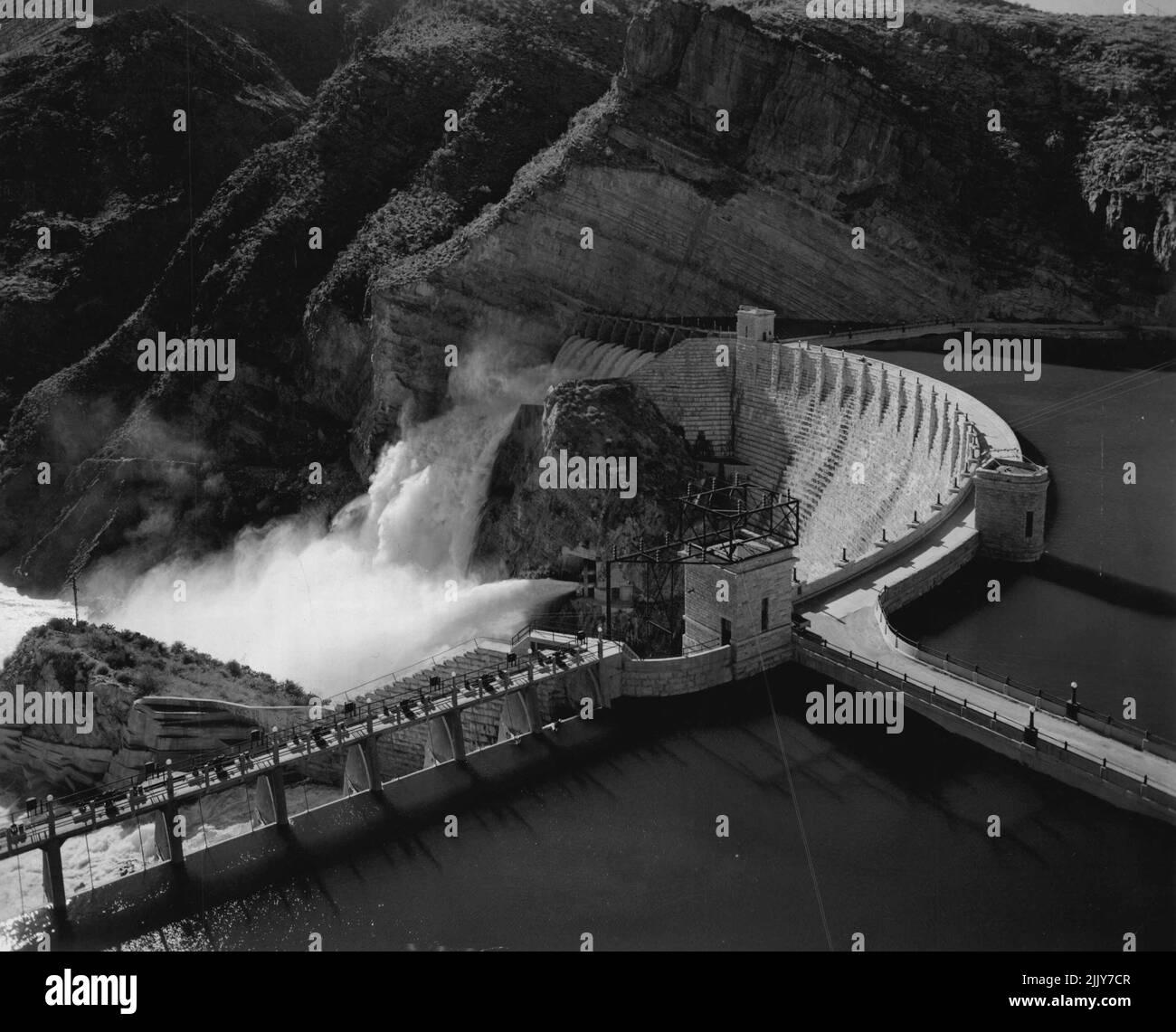Pas en 21 ans a un lac d'image cela a été possible. En 1920, le réservoir au-dessus du barrage Roosevelt, en Arizona, se remplit jusqu'à déborder, et de nouveau ce printemps, brisant une sécheresse prolongée dans cette région. Complété par le Bureau de la Reclamation en 1911 et dédié par Theodore Roosevelt pour qui il a été nommé, le barrage a fourni l'eau d'irrigation pour la célèbre vallée de la rivière salée, un jardin d'hiver prospère situé sur la riche terre aride qui serait autrement couvert de cactus du désert et tumbleweed, et qui soutient une population agricole de ***** . 27 mai 1941. Banque D'Images