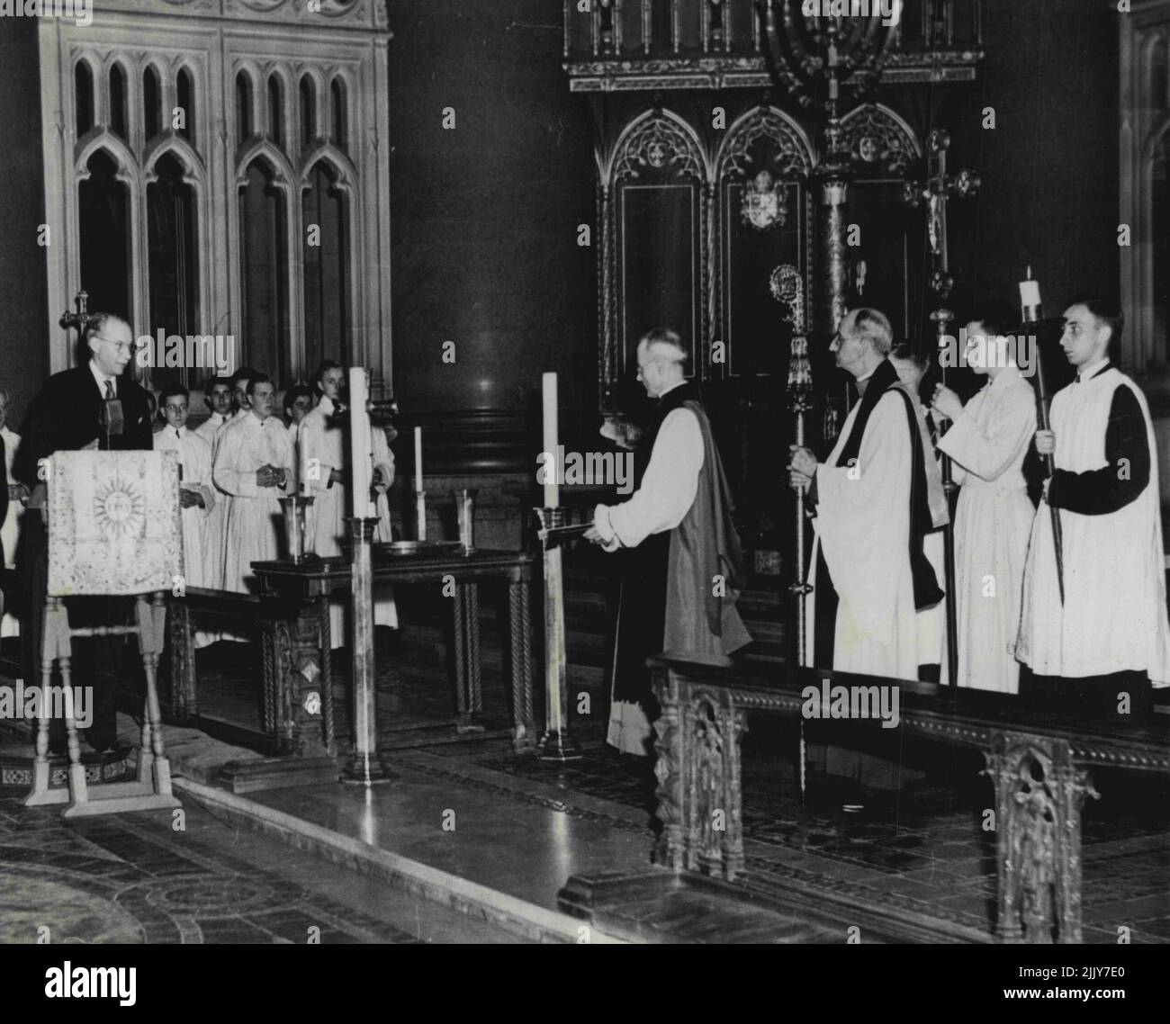 La cathédrale reçoit des ornements d'autel en argent Sir Gerald Campbell (à gauche), ministre britannique aux États-Unis, au service de jour Magna Charta à la cathédrale Saint-Jean le Divin de New York 14 juin, livre à l'évêque William T. Manning (livre de réserve, à droite) Les ornements d'autel en argent de la chapelle royale de Londres, en Angleterre. La cathédrale gardera l'argent en garde à vue pendant toute la durée de la guerre. 14 juin 1942. (Photo par photo de presse associée). Banque D'Images