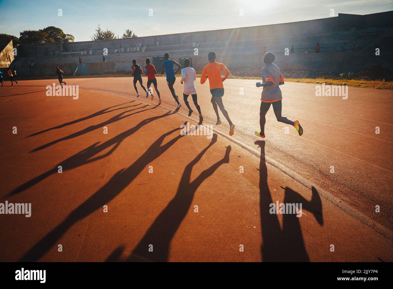 Les coureurs kenyans s'entraînent sur le circuit d'athlétisme de la ville d'Eldoret près d'Iten, le centre de la course d'endurance mondiale. Préparation au Kenya pour Banque D'Images