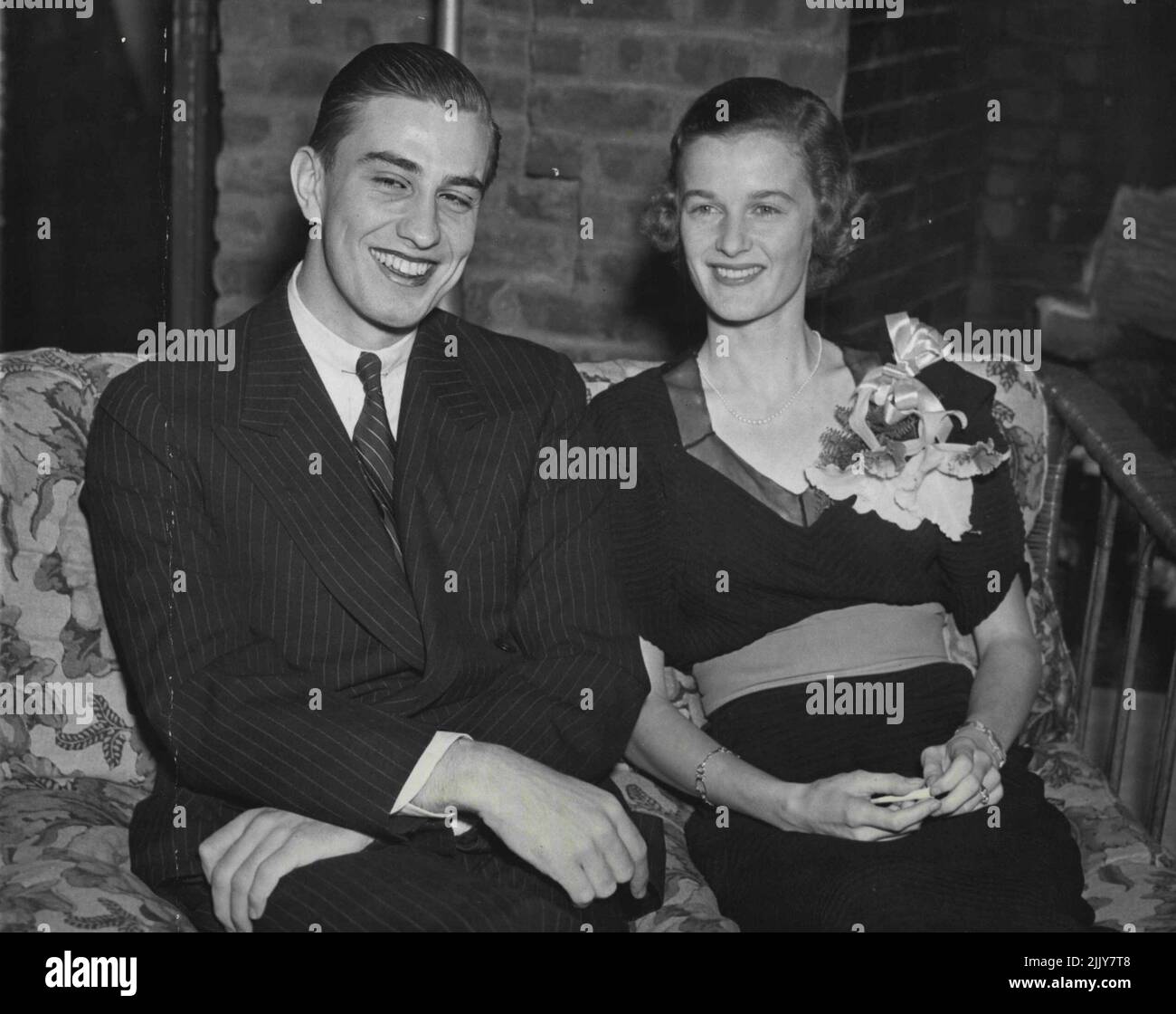 Ils seront mercredi en juin. Franklin D. Roosevelt Jr., fils du Président, et Ethel du Pont sont présentés ici à la maison de ses parents. M. et Mme Eugene du Pont, peu après l'annonce de l'engagement du jeune couple. Le mariage aura lieu en juin prochain. 15 novembre 1936. (Photo par photo de presse associée). Banque D'Images Ils seront mercredi en juin. Franklin D. Roosevelt Jr., fils du Président, et Ethel du Pont sont présentés ici à la maison de ses parents. M. et Mme Eugene du Pont, peu après l'annonce de l'engagement du jeune couple. Le mariage aura lieu en juin prochain. 15 novembre 1936. (Photo par photo de presse associée). Banque D'Images