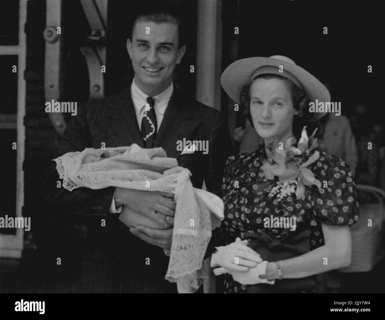 Première apparition publique du tout nouveau Roosevelt. Ses parents encornés debout, Franklin D. Roosevelt, est montré ici dans sa première apparition publique depuis sa naissance sur 19 juillet, comme son père et sa mère. L'ancien Ethel Dupont, a quitté le mensonge à l'hôpital ici, le 6 août, pour l'emmener à 'Owl's Nest', le Wilmington, au Delaware, domicile de M. et de Mme Eugene DuPont, ses grands-parents maternels. 8 juin 1938. (Photo d'Acme). Banque D'Images Première apparition publique du tout nouveau Roosevelt. Ses parents encornés debout, Franklin D. Roosevelt, est montré ici dans sa première apparition publique depuis sa naissance sur 19 juillet, comme son père et sa mère. L'ancien Ethel Dupont, a quitté le mensonge à l'hôpital ici, le 6 août, pour l'emmener à 'Owl's Nest', le Wilmington, au Delaware, domicile de M. et de Mme Eugene DuPont, ses grands-parents maternels. 8 juin 1938. (Photo d'Acme). Banque D'Images