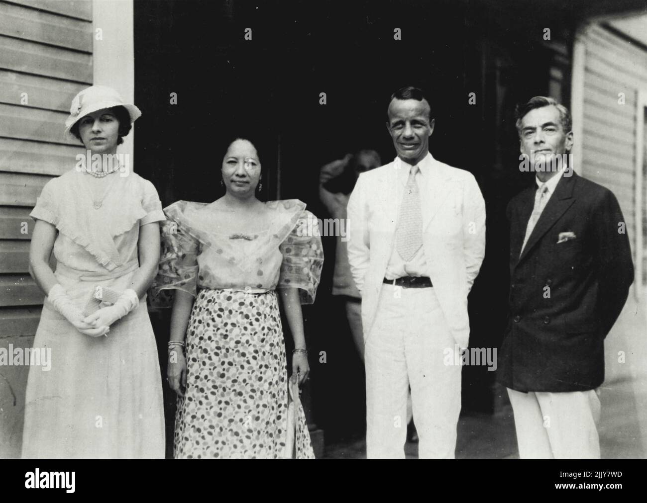 Le gouverneur général appelle le chef philippin. Theodore Roosevelt, le nouveau gouverneur général des Philippines, a photographié la marche à manille quand il a appelé Manuel Quezon, chef du sénat. De gauche à droite : Mme Roosevelt, Mme Quezon, le gouverneur général Roosevelt et Quezon. Roosevelt fut inauguré 29 février. 24 mars 1932. (Photo par photo de presse associée). Banque D'Images