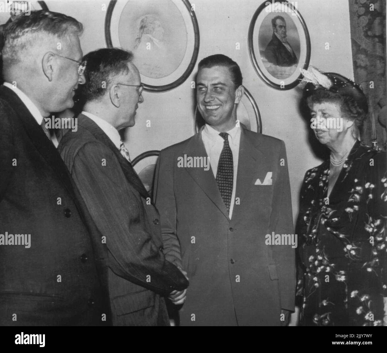 Roosevelt devient membre du Congrès - Franklin D. Roosevelt, Jr., démocrate, 20th New York District, (deuxième à partir de la droite) est félicité par le Président en exercice de la Chambre John W. McCormack (D-Mass) (deuxième à partir de la gauche) dans le bureau de l'orateur après que le nouveau membre du Congrès ait été assermenté à la Chambre. Sa mère, Mme Elenor Roosevelt et son parrain, Walter A. Lynch (D-NY) (à gauche), regardent. 14 juin 1949. (Photo par AP Wirephoto). Banque D'Images Roosevelt devient membre du Congrès - Franklin D. Roosevelt, Jr., démocrate, 20th New York District, (deuxième à partir de la droite) est félicité par le Président en exercice de la Chambre John W. McCormack (D-Mass) (deuxième à partir de la gauche) dans le bureau de l'orateur après que le nouveau membre du Congrès ait été assermenté à la Chambre. Sa mère, Mme Elenor Roosevelt et son parrain, Walter A. Lynch (D-NY) (à gauche), regardent. 14 juin 1949. (Photo par AP Wirephoto). Banque D'Images