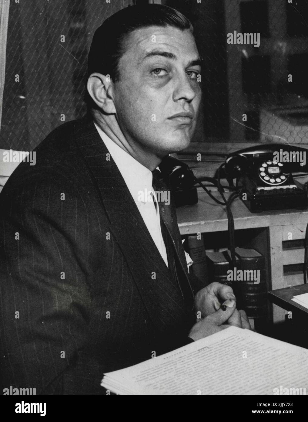 Un Roosevelt sort pour Eisenhower. Franklin D. Roosevelt fils de l'ancien président des États-Unis, lit une déclaration dans son bureau de New York, 26 mars, dans laquelle il a exhorté le général Dwight D. Eisenhower à devenir un candidat à la nomination présidentielle démocratique. Son frère, Elliott, est une déclaration séparée qui a également exhorté Eisenhower à devenir candidat. Lors d'une conférence de presse, Un citoyen et un ancien combattant. 26 mars 1948. (Photo par photo de presse associée). Banque D'Images Un Roosevelt sort pour Eisenhower. Franklin D. Roosevelt fils de l'ancien président des États-Unis, lit une déclaration dans son bureau de New York, 26 mars, dans laquelle il a exhorté le général Dwight D. Eisenhower à devenir un candidat à la nomination présidentielle démocratique. Son frère, Elliott, est une déclaration séparée qui a également exhorté Eisenhower à devenir candidat. Lors d'une conférence de presse, Un citoyen et un ancien combattant. 26 mars 1948. (Photo par photo de presse associée). Banque D'Images