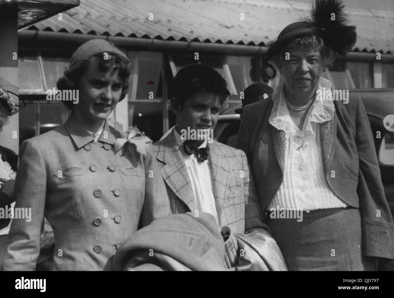 Mme Roosevelt amène de grands enfants en Angleterre. Mme Eleanor Roosevelt avec ses petits-enfants Elliott, Junior et Chandler âgés de 16 ans, à l'aéroport de Northolt à l'arrivée de Paris à jour. Épris par son fils d'ex-soldat marié, Mme Eleanor Roosevelt est arrivée à l'aéroport de Northolt, Middlesex, aujourd'hui (mercredi) pour une visite de trois jours à Londres, qui a conclu sa tournée en Europe. Bien qu'elle n'ait qu'un seul engagement public à Londres, Mme Roosevelt pourrait faire des films pour son programme de télévision américain. 28 juin 1950. (Photo de Reuterphoto). Banque D'Images