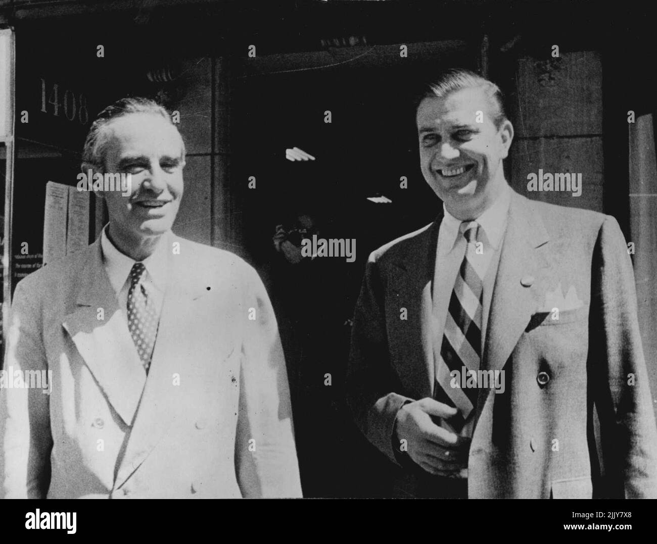 Candidat pour le manteau de Truman. Avril Harriman (à gauche) avec son directeur de campagne, Franklin D. Roosevelt Jr., fils de feu président. Avrill Harriman est le principal candidat à la nomination présidentielle démocratique. Il déclare qu'il le ferait, si élu président, suivrait les principes du nouvel accord et de l'accord équitable. 30 juin 1952. (Photo de Paul Popper). Banque D'Images Candidat pour le manteau de Truman. Avril Harriman (à gauche) avec son directeur de campagne, Franklin D. Roosevelt Jr., fils de feu président. Avrill Harriman est le principal candidat à la nomination présidentielle démocratique. Il déclare qu'il le ferait, si élu président, suivrait les principes du nouvel accord et de l'accord équitable. 30 juin 1952. (Photo de Paul Popper). Banque D'Images