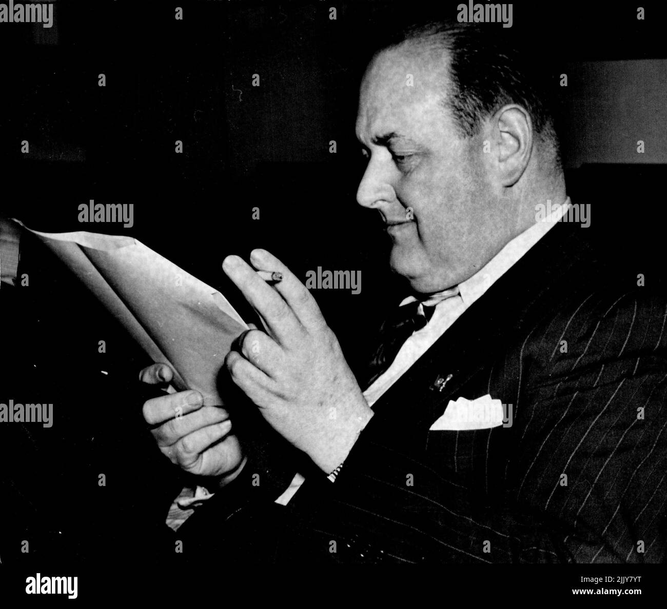 M. Harrie Mitchell, vice-président d'État étudiant l'ordre du jour de la conférence de la sous-branche de la Légion australienne des ex-militaires et des femmes. 07 septembre 1947. (Photo de Ronald Leslie Stewart/Fairfax Media). Banque D'Images