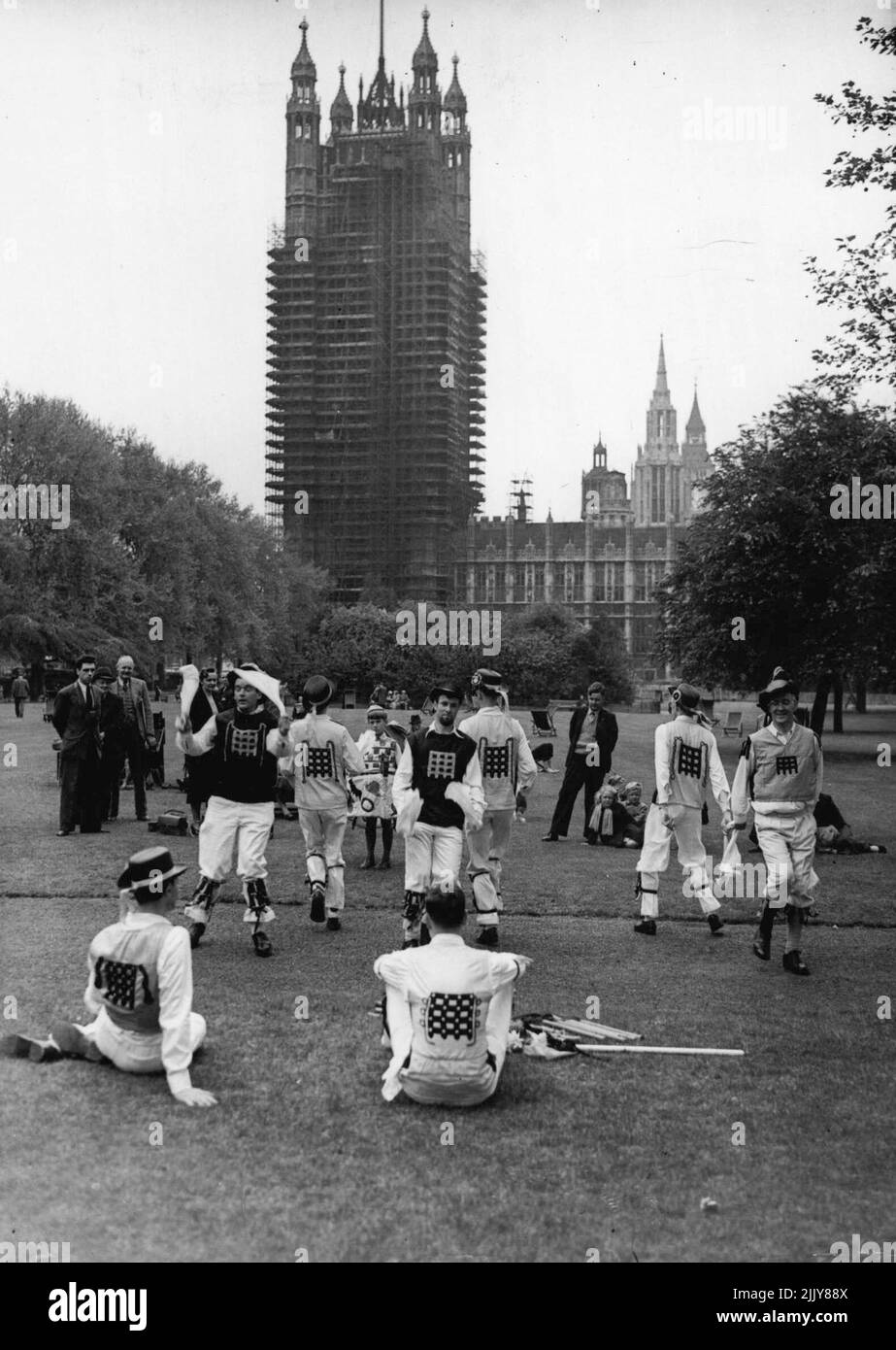Le Westminster Group of Morris Dancers dansant dans les jardins de la tour Victoria. 23 mai 1953. (Photo par Daily Mail Contract Picture). Banque D'Images
