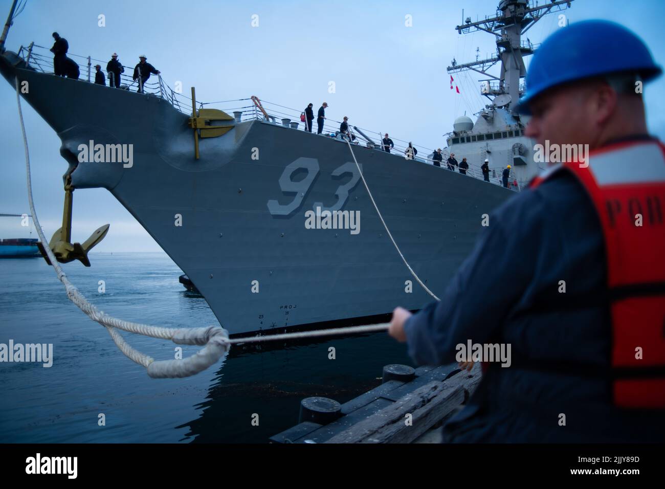 Technicien d'entretien de la coque 1st classe Reid Schulzkump (à droite) aide à fixer l'USS Chung-Hoon (DDG 93) au quai 5 après son arrivée récente au Naval surface Warfare Centre, division Port Hueneme pour un événement de l'équipe d'évaluation des systèmes de combat. Le DDG 93 est nommé en l'honneur du SMA arrière. Gordon Pai’ea Chung-Hoon, qui a reçu la Croix de marine et l’étoile d’argent, et qui a été le premier officier du drapeau américain et asiatique de la marine américaine. (É.-U. Navy photo by Eric Parsons/Released) Banque D'Images