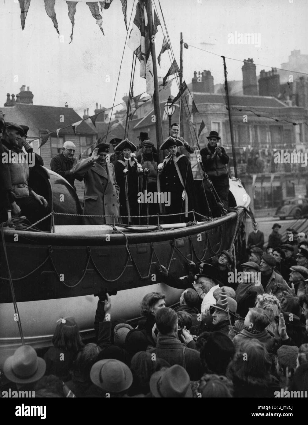 Les pêcheurs de l'occasion, leurs épouses et leurs familles donnent au maréchal un Bienvenue. copieux La liberté de Hastings a été conférée au vicomte Montgomery de Field-Marshal à ce jour, vendredi, lorsque le maire, le conseiller F.W.chambers, lui a présenté un morceau de plaats inscrits avec les noms des victoires et décorés de photos en émail des navires de combat de Cinque ports surmontés d'une figure dorée de Saint-Michel (Saint patron de Hastings) en lassant un dragon. Le maréchal a également été fait un membre du célèbre club Winkle, dans lequel il a été initié par les pêcheurs locaux. 08 mars 1940. Banque D'Images