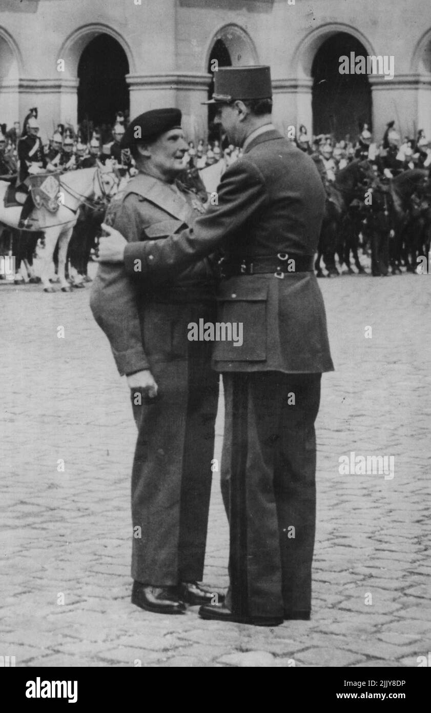 Monty décoré par de Gaulle : le maréchal Sir Bernard L. Montgomery est embrassé par le général Charles de Gaulle après avoir reçu la grande croix du Lehion d'honneur, lors des cérémonies à Paris, France. 06 mars 1945. (Photo par photo de presse associée). Banque D'Images