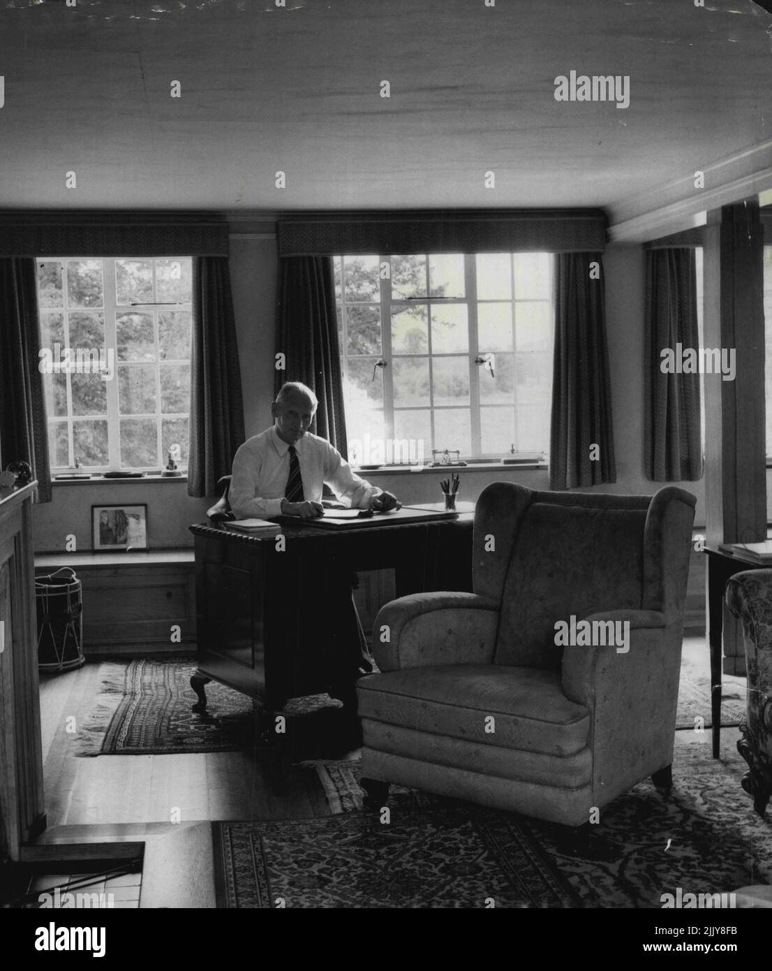 Field Marshal Viscount Montgomery: Le Field Marshal à son bureau dans la salle de dessin de sa maison transformée de Mill à Isington, Hampshire. Ici, il répond à ses lettres personnelles qu'il insiste pour qu'elles soient faites de sa propre écriture manuscrite. 10 janvier 1955. (Photo de Jack Esten). Banque D'Images