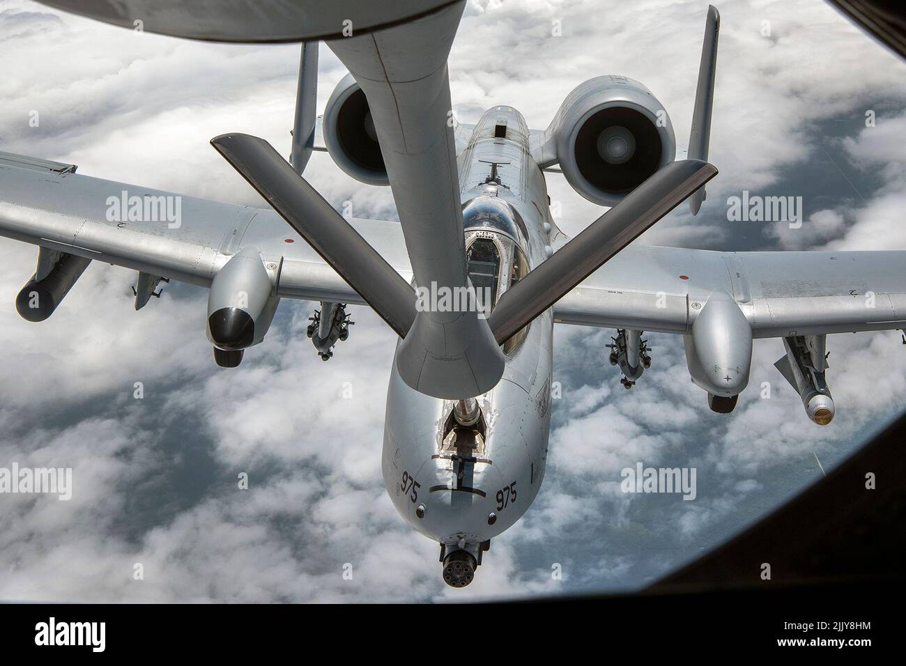 Un KC-135 Stratotanker de la 127th Wing, à la base de la Garde nationale aérienne Selfridge, au Michigan, ravitaillent en carburant un A-10 Thunderbolt II, également de la 127th Wing, lors d'un exercice de pompage sur 27 juillet 2022. L'augmentation d'une semaine de vol de 25-29 juillet 2022 a été conçue pour réunir les gardes à temps plein et de l'état d'exercice pour une exposition maximale à l'entraînement en peu de temps. (É.-U. Photo de la Garde nationale aérienne par Terry L. Atwell) Banque D'Images