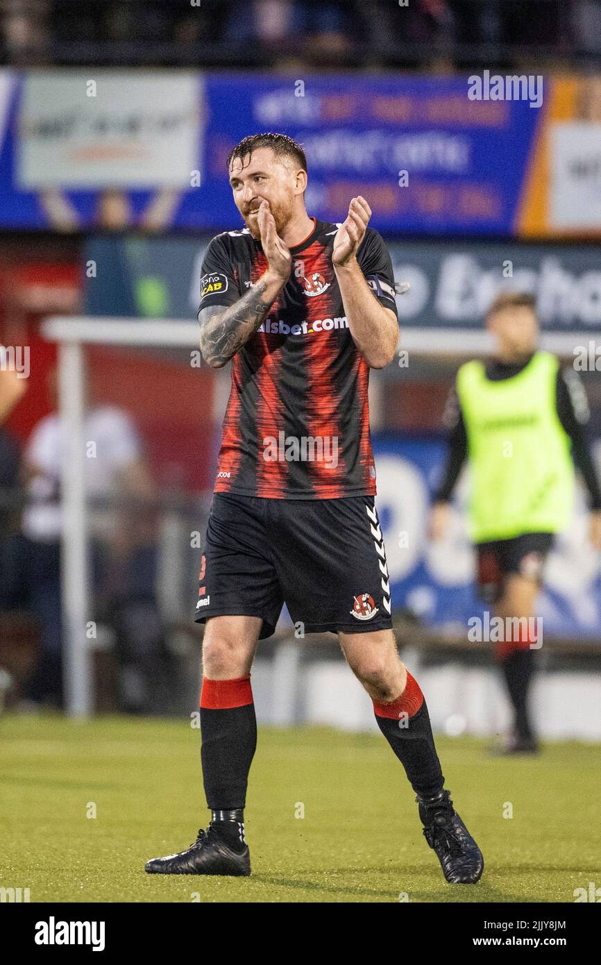 Billy Burns, l'attaquant de Crusader, applaudit les fans à plein temps lors de l'UEFA Europa Conference League, deuxième qualification, deuxième match au stade Seaview, Belfast. Date de la photo: Jeudi 28 juillet 2022. Banque D'Images