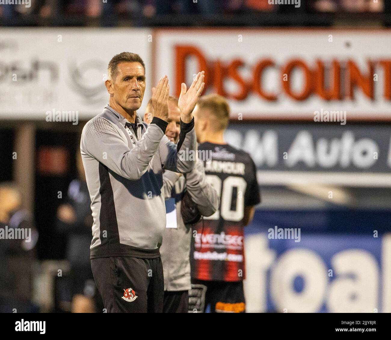 Stephen Baxter, directeur de Crusader, applaudit les fans à temps plein lors de la Ligue de conférence UEFA Europa, deuxième qualification, deuxième match de match au stade Seaview, à Belfast. Date de la photo: Jeudi 28 juillet 2022. Banque D'Images