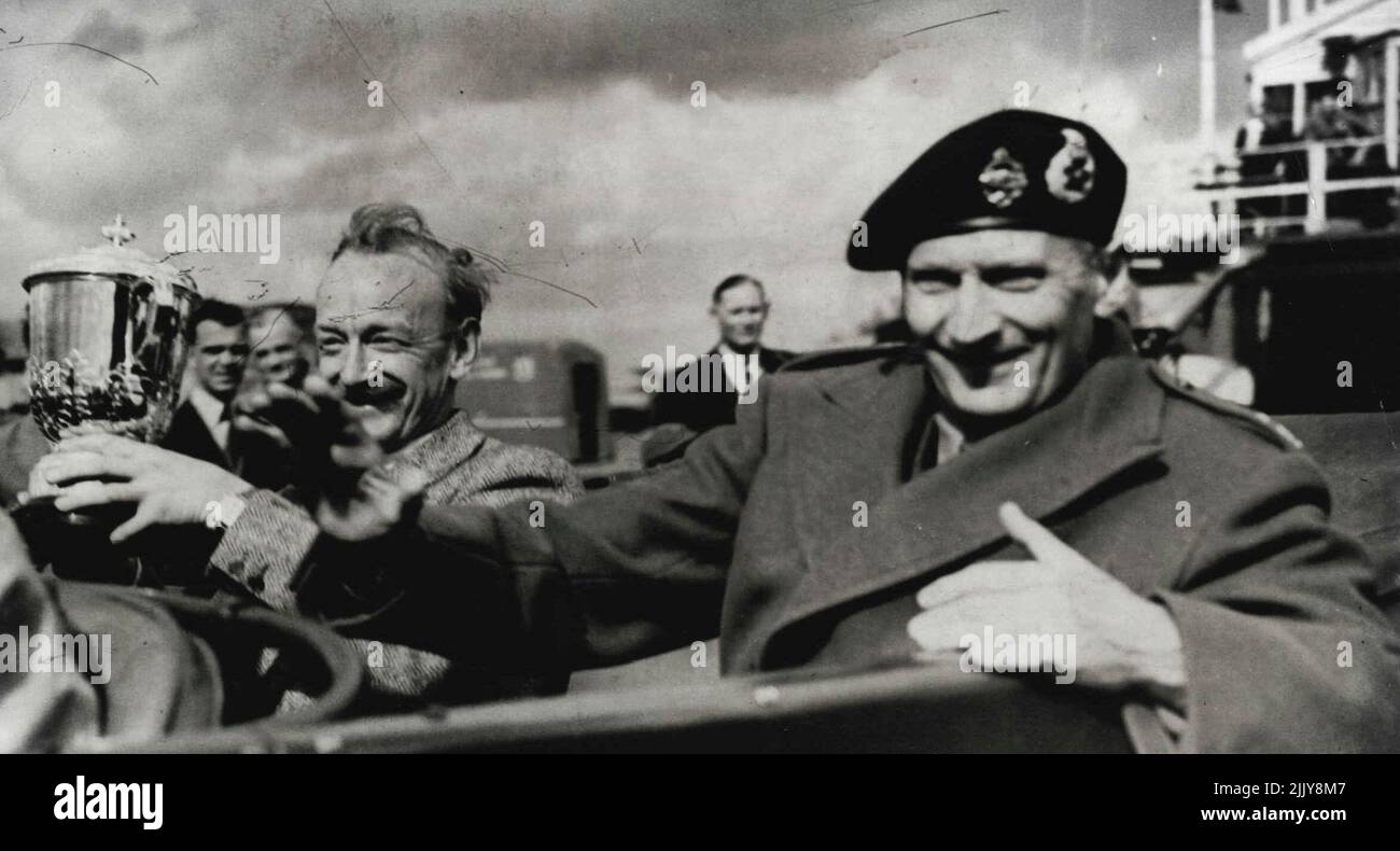 « Monty » et The Air Ace - Field-Marshal Viscount Montgomery partage une voiture avec Cyril Gregory, vainqueur de la course aérienne de la coupe du Roi hier. Cyril Gregory, un mobil-maker par le commerce, a remporté la course aérienne de la coupe du roi hier. C'était son deuxième vol de compétition. Avec son avion de 10 ans, un taylorcraft léger, qu'il utilise pour des voyages d'affaires quotidiens depuis son quartier général de Sleaford, Lincs, il a pris l'initiative au cours des 12 derniers miles. 22 juillet 1952. Banque D'Images