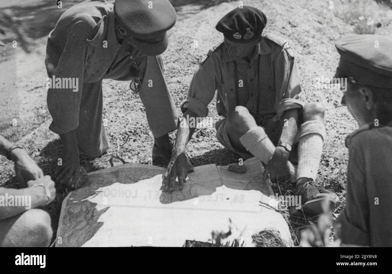 Avant la reddition italienne -- le général Montgomery en Italie - le général Montgomery en conférence ***** les officiers supérieurs étudie une carte de la ***** campagne. L'invasion alliée de l'Italie a commencé à Dawn on 3 septembre. Cinq jours plus tard, le général 8 septembre Eisenhower annonçait la capitulation inconditionnelle de l'Italie. Une extrémité de l'axe s'est complètement réduite. Voici quelques premières étapes de l'invasion des alliés. 22 novembre 1943. (Photo par British Official photo). Banque D'Images