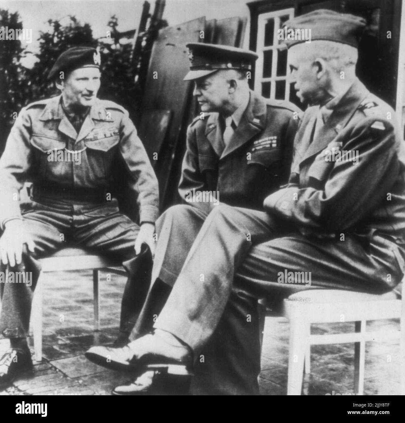 Chefs alliés aux pays-Bas -- le général Dwight D. Eisenhower, commandant suprême des alliés en Europe occidentale, s'entretient avec le maréchal Sir Bernard L. Montgomery (à gauche), commandant du Groupe militaire de 21st, et le lieutenant général Omar Bradley (à droite), commandant du Groupe militaire de 12th, aux pays-Bas. Ils se sont rencontrés quand Montgomery a présenté des décorations britanniques aux officiers américains et Eisenhower a attribué des décorations américaines aux officiers britanniques. 16 mars 1945. (Photo par AP Wirephoto). Banque D'Images