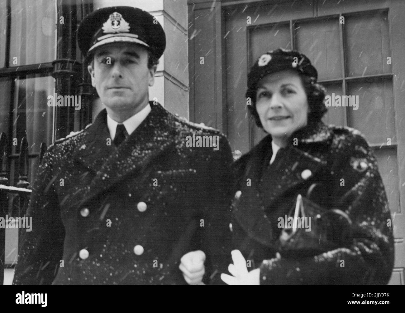 Cession au maréchal de terrain le très honorable Viscount Wavell. Lord Louis Mountbatten est âgé de 46 ans. Il est devenu chef des 0zi.rations combinées pendant la guerre, et en 1943 il est nommé commandant suprême des forces alliées, Sud-est, Asie, et a reçu le rang d'amiral par intérim. Ses fonctions l'emmenèrent fréquemment à New Delhi pour des conférences avec le Viceroy et le personnel du Service. Après avoir quitté son commandement, l'amiral Mountbatten revient à son rang de contre-amiral et, en décembre, il est nommé commandant du contre-amiral du premier Escadron de Cruiser, pour prendre effet en avril 1947. 22 février 1947. (Photo par Planet News) Banque D'Images