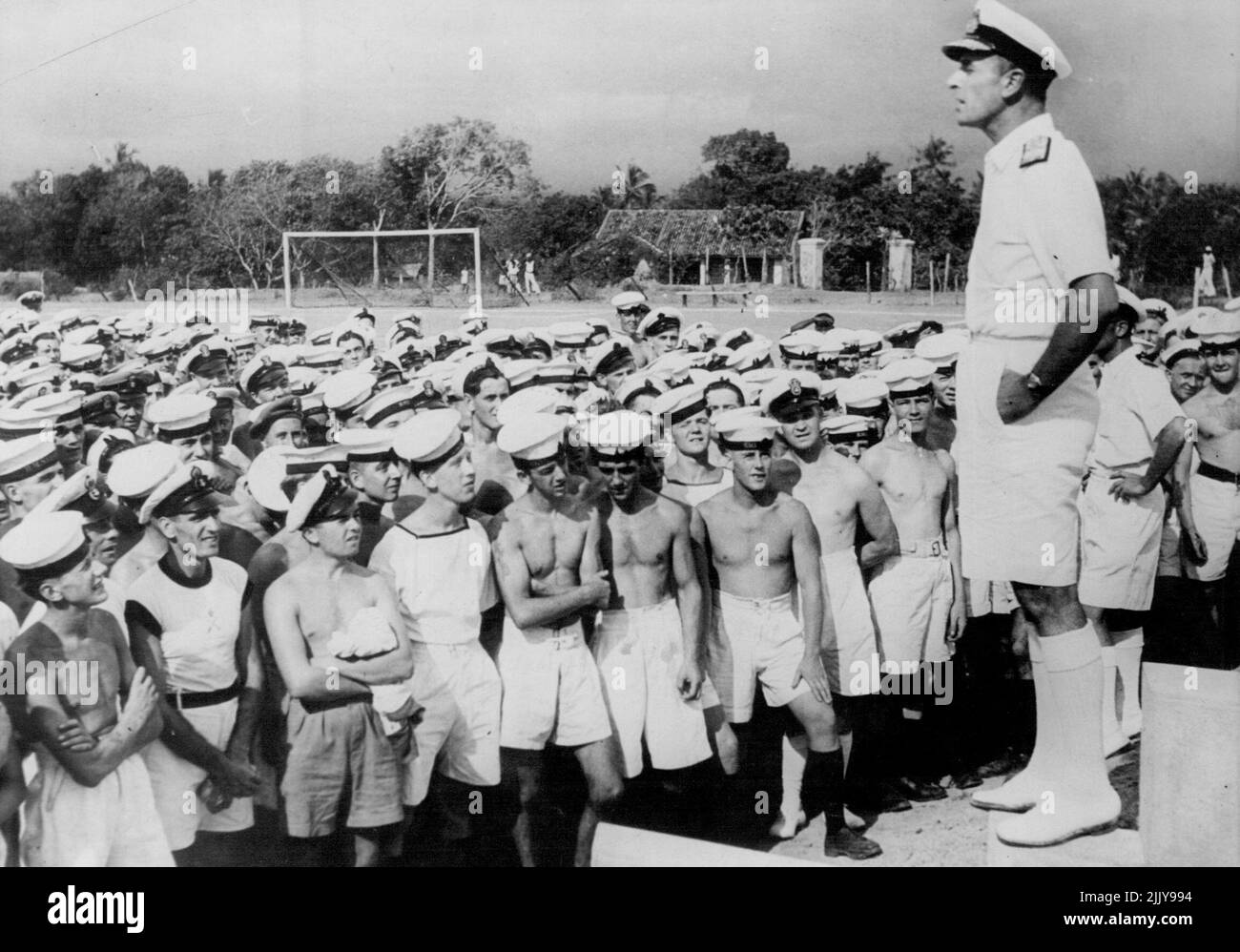 Lord Louis Mountbatten donne une discussion informelle aux hommes pendant sa visite. Amiral Lord Louis Mountbatten, commandant suprême, S.E. L'Asie, a visité le Royal Naval Transit Camp et d'autres établissements à Columbo, Ceylan. 1 avril 1945. (Photo par British Official Photograph). Banque D'Images