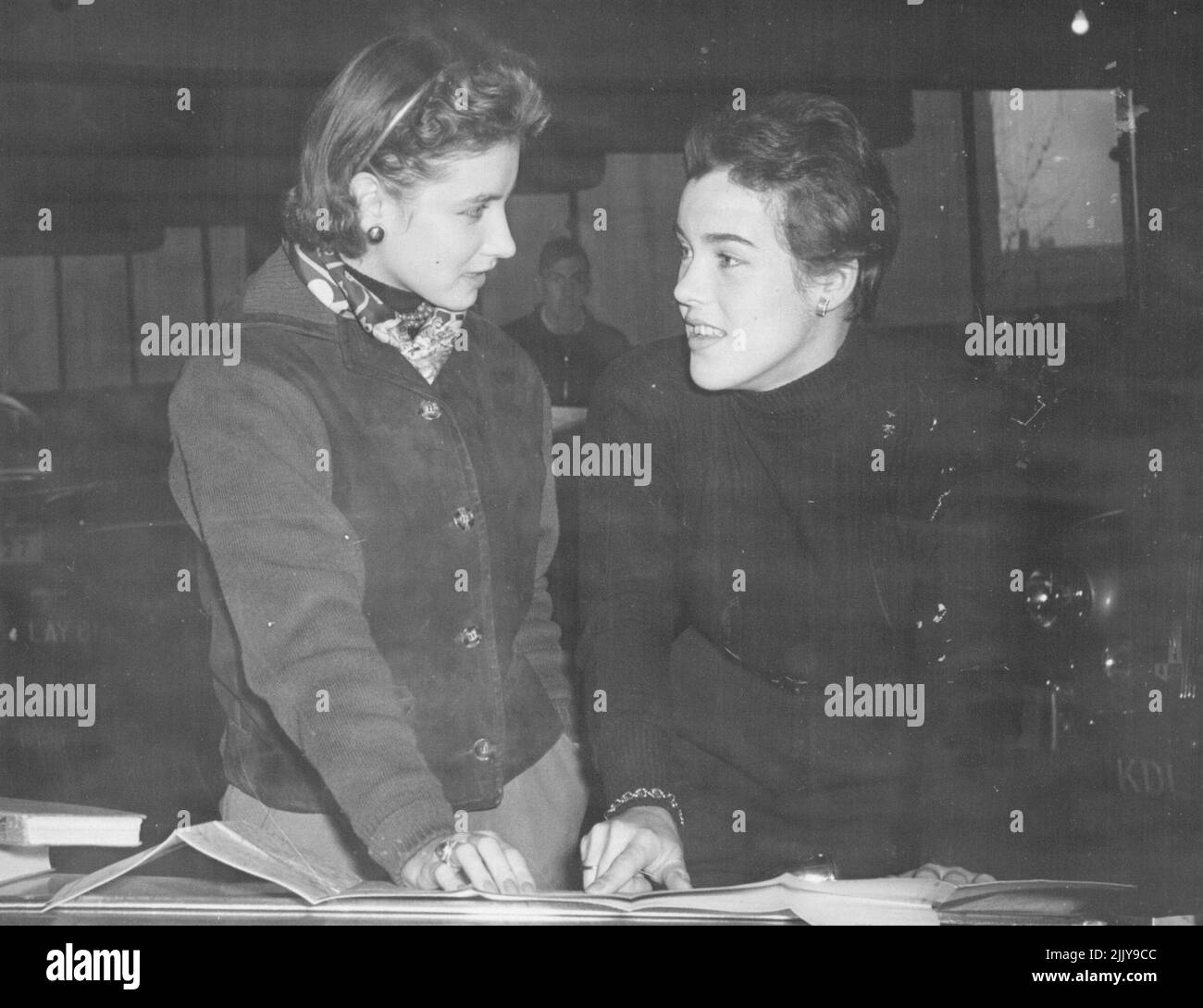 British Women Drivers in 1 200-Mile Rally -- Miss Pat Moss, à droite, sœur de Stirling Moss, pilote de course britannique de crack, et sa co-pilote Mme S. Cooper, font un check-out de dernière minute avant de partir jeudi sur leur trajet de 1 200 miles des îles britanniques en tant que compétiteurs du Motor Cycling Club. Ils ont conduit un M.G. 11 novembre 1955. Banque D'Images