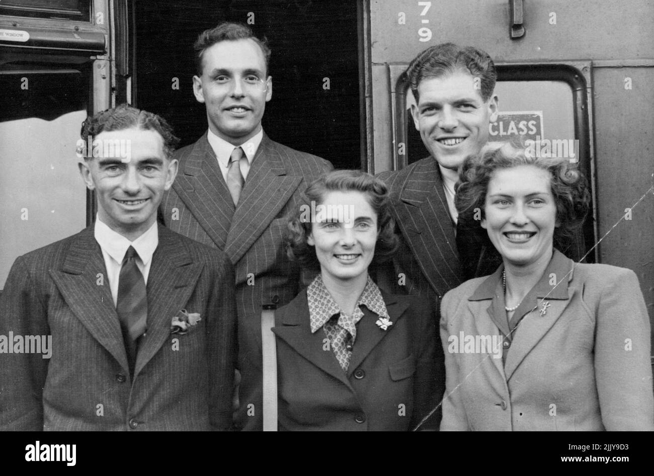 Les espoirs de tennis britannique partent pour les championnats américains -- l'équipe avec leur gestionnaire E.R. Avory (en bas, à gauche) voir avant de quitter Waterloo cet après-midi (mercredi). Derek Barton (à gauche) et Tony Mottram sont dans la rangée arrière, Kay Menzies (Stammers) et Jean Bostock (Nicoll) (à droite) sont en face. En train de Waterloo à Southampton cet après-midi (mercredi) est allé aux stars britanniques de tennis sur gazon Kay Menzies, Jean Bostock, Tony Mottram et Derek Barton. Ils partent pour les États-Unis dans le 'Queen Mary' pour les championnats américains. 07 août 1946. Banque D'Images