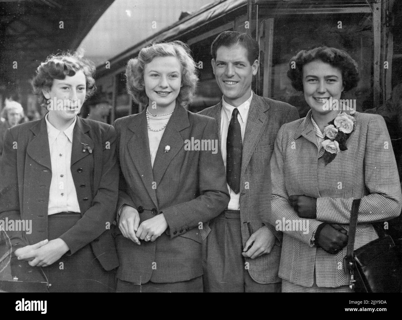 Départ de l'équipe de la coupe Wightman pour les États-Unis - certains des membres de l'équipe de la coupe Wightman qui ont quitté la gare de Waterloo ce matin pour l'Amérique. Il s'agit de Helen Fletcher, Mme Mottram (accompagnée de ton, mari) et Pat Ward. Ce mari et cette femme ont quelque chose en commun - les deux sont des internationaux de tennis. Il s'agit du joueur de la coupe Davis britannique Tony Mottram et de Mme Mottram, représentante de la coupe Wightman britannique. La photo a été prise alors qu'ils quittèrent Londres pour l'Amérique. 24 juillet 1951. Banque D'Images