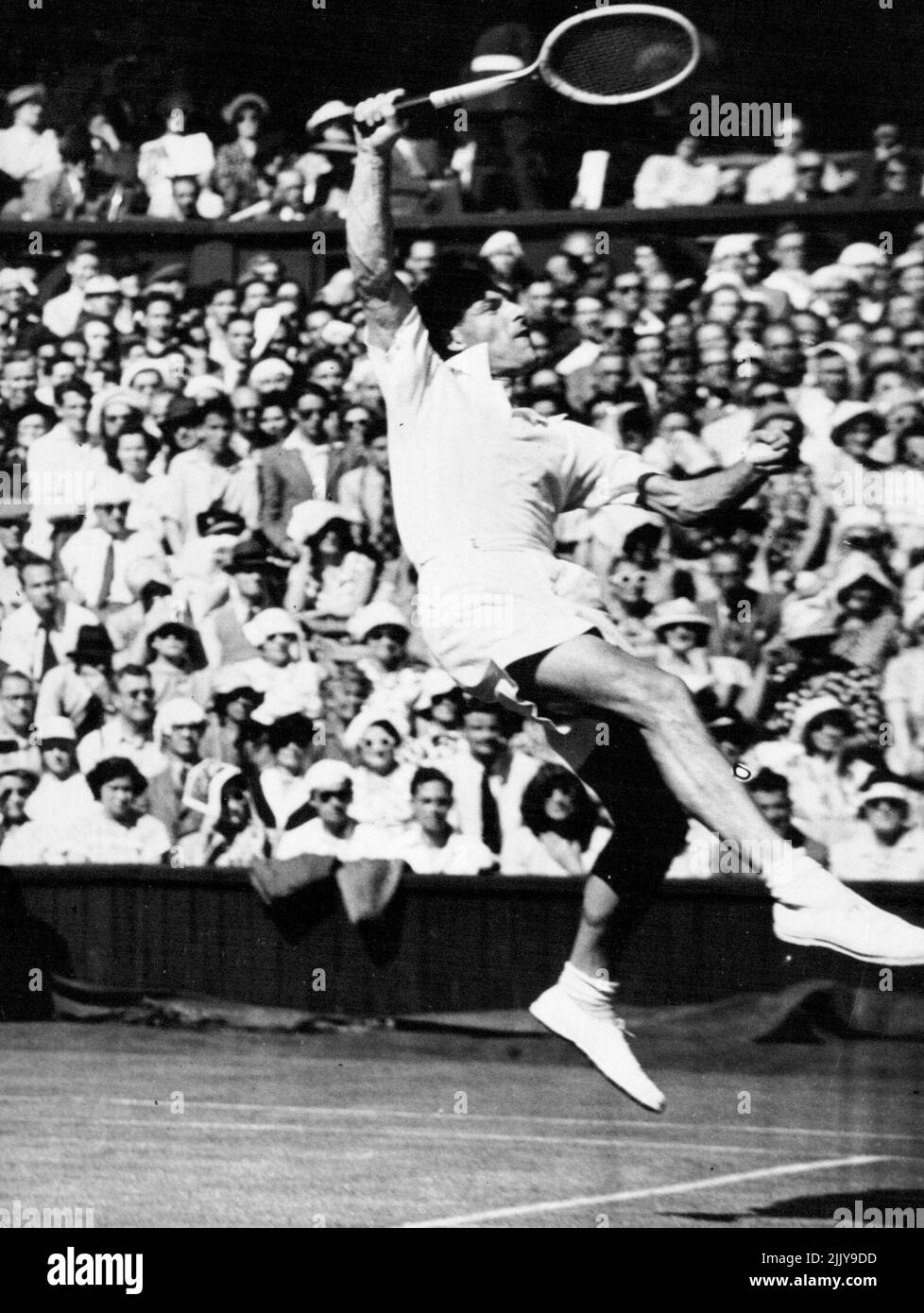 Mais il espère encore gagner - Tony Mottram, joueur de tennis sur gazon no 1 en Grande-Bretagne, avec les deux pieds au-dessus du sol, ***** Retour d'une superbe photo de G. E. Brown, l'australien ambudextrant, lors de leur match de tennis du Centre aux championnats de tennis de Wimbledon. Malgré son jeu brillant Tony a perdu le match 1-6,6-2,5-7,6-4, 6-3 - mais il est toujours en course pour le titre de singles hommes. 30 juin 1950. (Photo de Paul Popper Ltd.). Banque D'Images