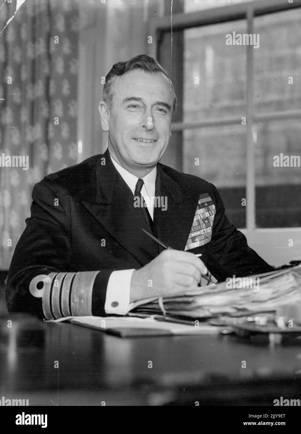 Amiral Earl Mountbatten, ***** Commandant suprême allié, South ***** Asie (1943-46), vice-roi de ***** Gouverneur général de l'Inde (1947-48) et commandant en chef de la force alliée, Méditerranée, depuis mars 1955, photographie à l'amirauté aujourd'hui où il a pris ses fonctions de Premier Seigneur des mers. "Il n'y a pas de prison vraiment sûre dans ce pays", a rapporté Lord Mountbatten, militaire de guerre nommé ici par le gouvernement britannique pour sonder la récente vague d'évasions. 22 avril 1955. (Photo de Paul Popper, Paul Popper Ltd.). Banque D'Images