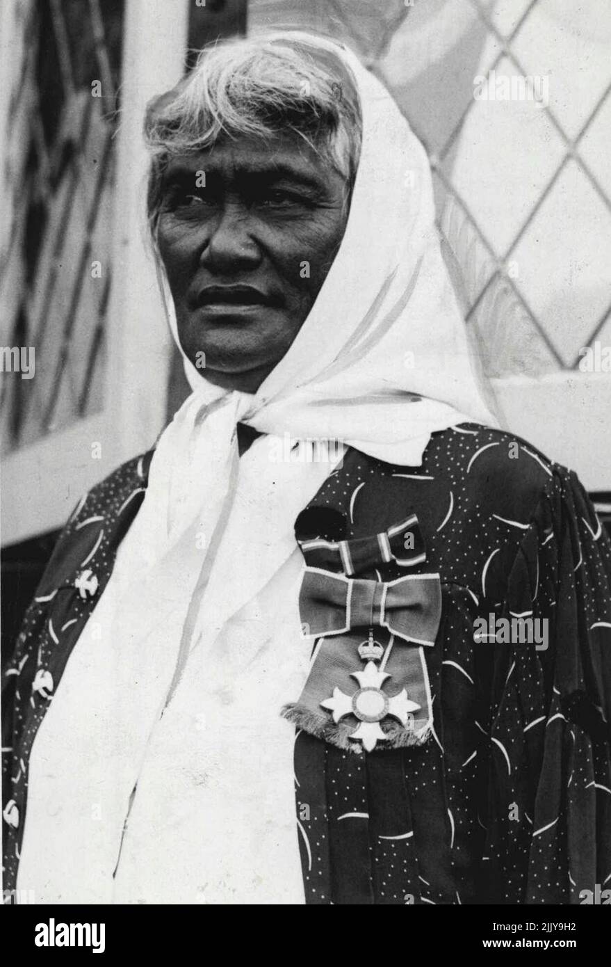 La princesse te Puea Herangi porte la décoration du commandant de l'ordre de l'Empire britannique. Elle a été investie dans l'insigne par le Gouverneur général, le Viscount Galway, lors de la cérémonie d'ouverture officielle d'une nouvelle maison pour le Roi Maori, Koroki. La princesse te Puca était principalement responsable de la construction de la maison et organise également la construction d'une flotte de canots de guerre maoris pour les célébrations du centenaire de la Nouvelle-Zélande en 1940. 04 avril 1938. (Photo par le N.Z. Herald). Banque D'Images