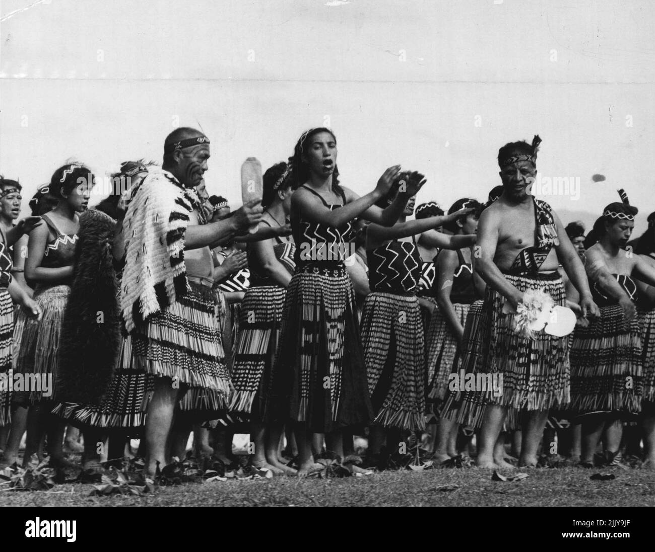 Maoris dansait pour la Reine - la fête royale a fait une visite informelle au roi Koroki des Maoris de Waikato qui n'étaient pas inclus dans le calendrier original de l'excursion. 15 janvier 1954. (Photo d'Associated Newspapers Ltd.). Banque D'Images