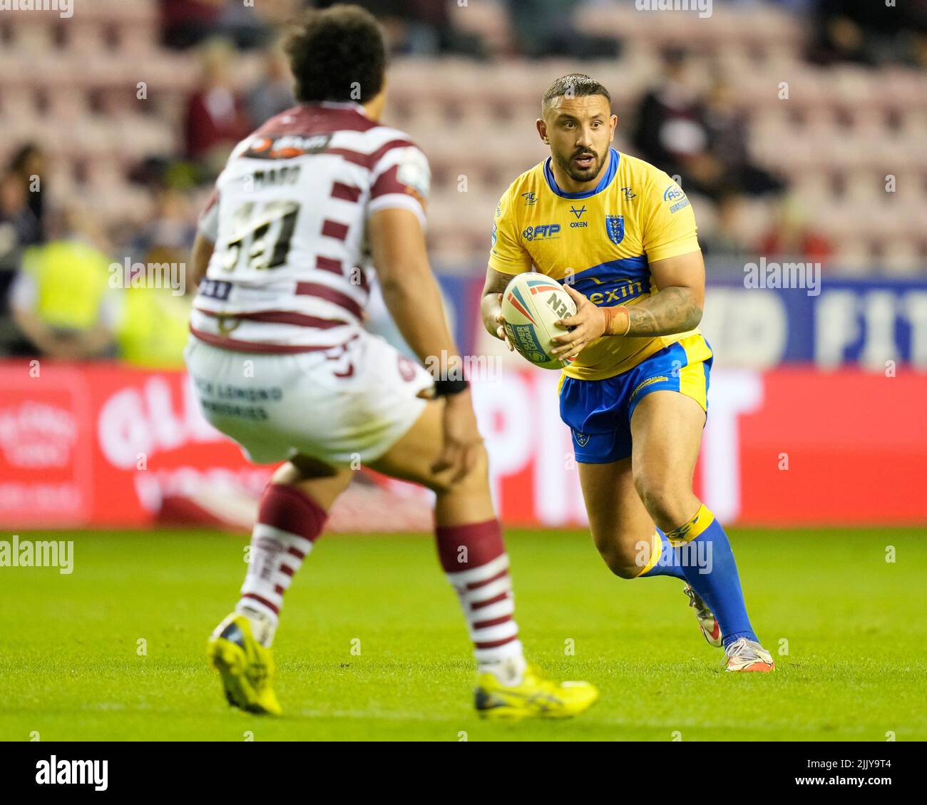 Wigan, Royaume-Uni. 28th juillet 2022. Elliot Minchella #17 de Hull KR court à Patrick Mago #10 de Wigan Warriors à Wigan, Royaume-Uni le 7/28/2022. (Photo de Steve Flynn/News Images/Sipa USA) crédit: SIPA USA/Alay Live News Banque D'Images