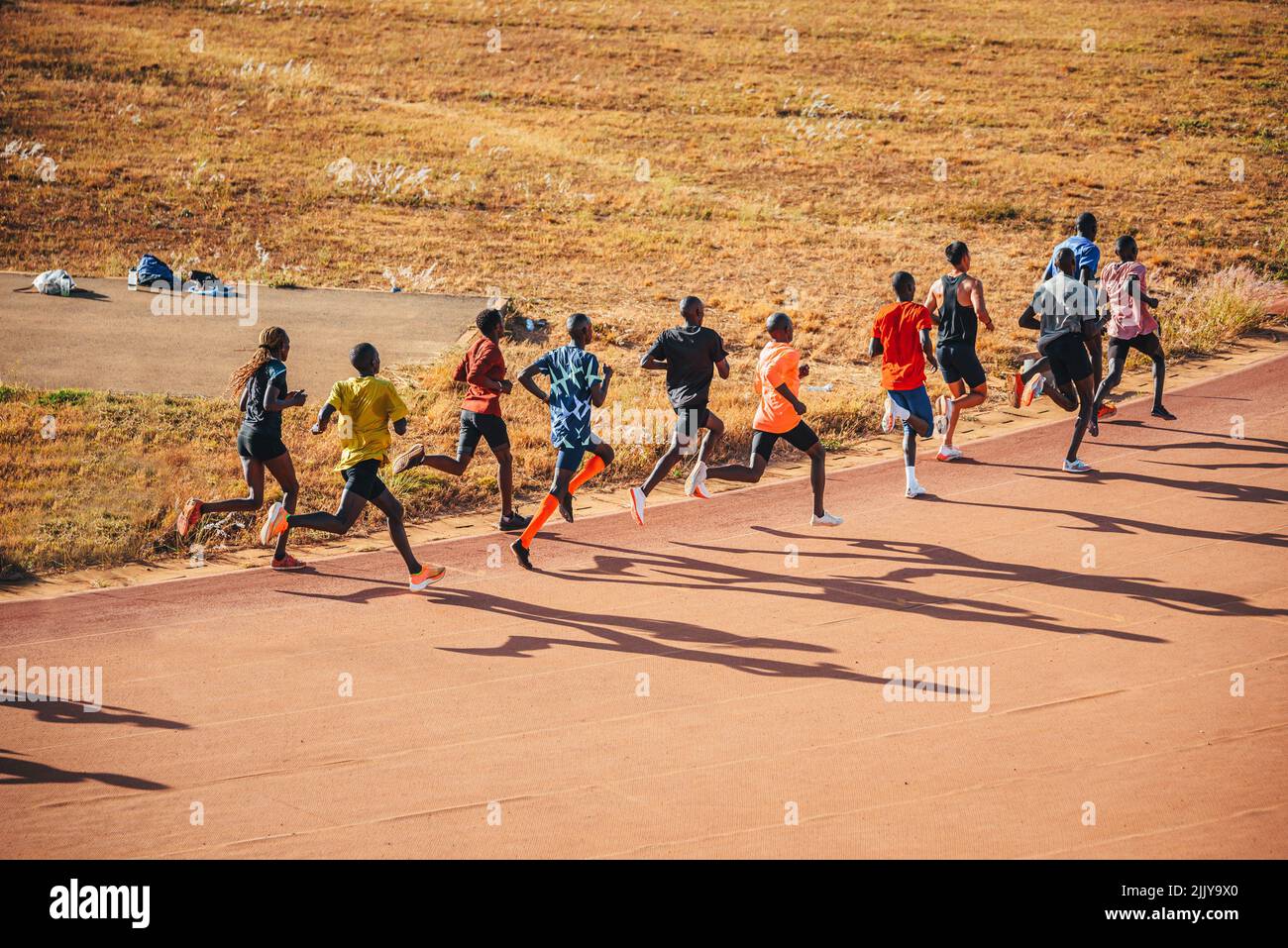 Les coureurs kenyans s'entraînent sur le circuit d'athlétisme de la ville d'Eldoret près d'Iten, le centre de la course d'endurance mondiale. Préparation au Kenya pour Banque D'Images