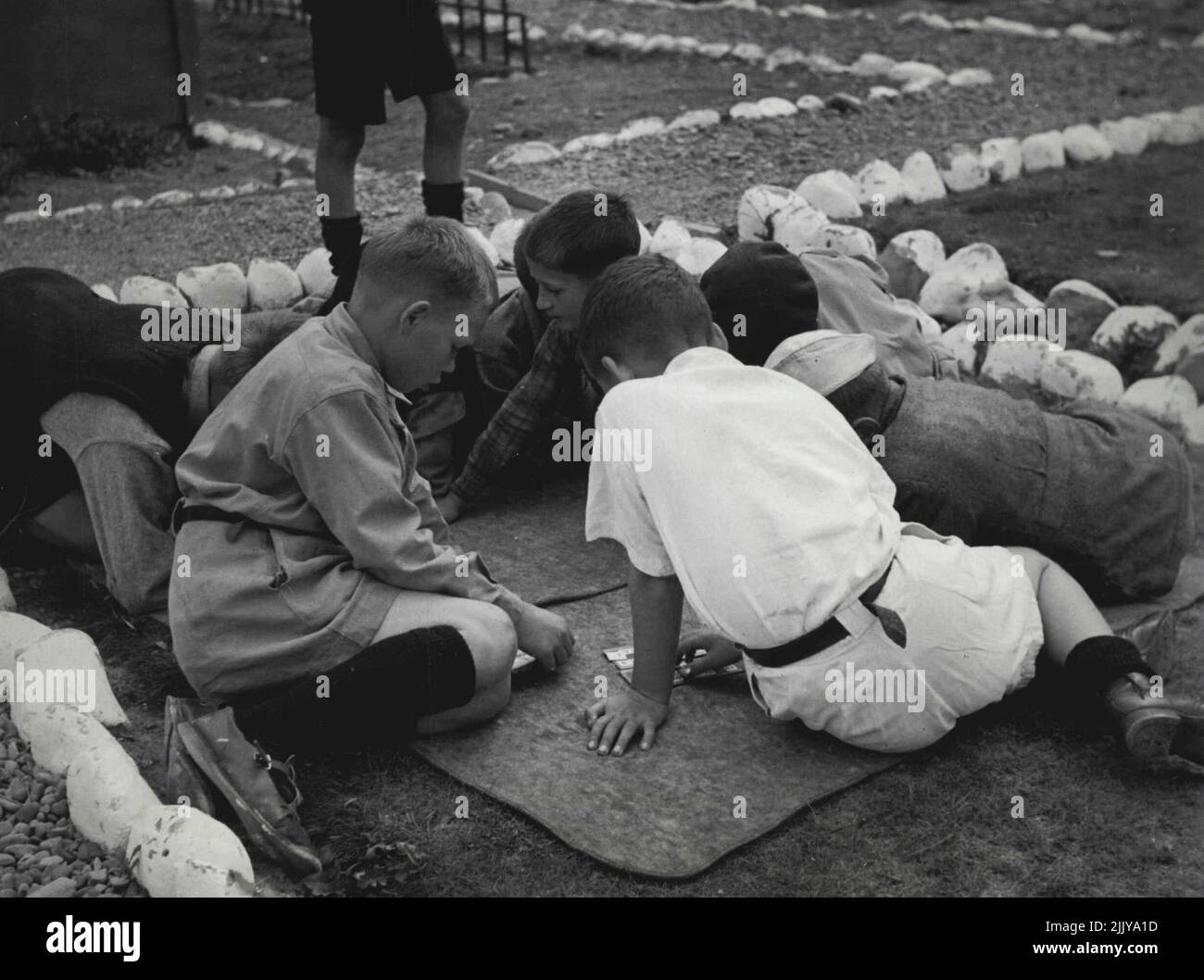 Les enfants polonais en Nouvelle-Zélande -- les garçons jouant Housey-housey, qui a besoin d'un oeil rapide et d'une voix forte. Les Américains appellent ce jeu « lotto ». 28 décembre 1949. (Photo du Département des affaires intérieures de la Nouvelle-Zélande). Banque D'Images