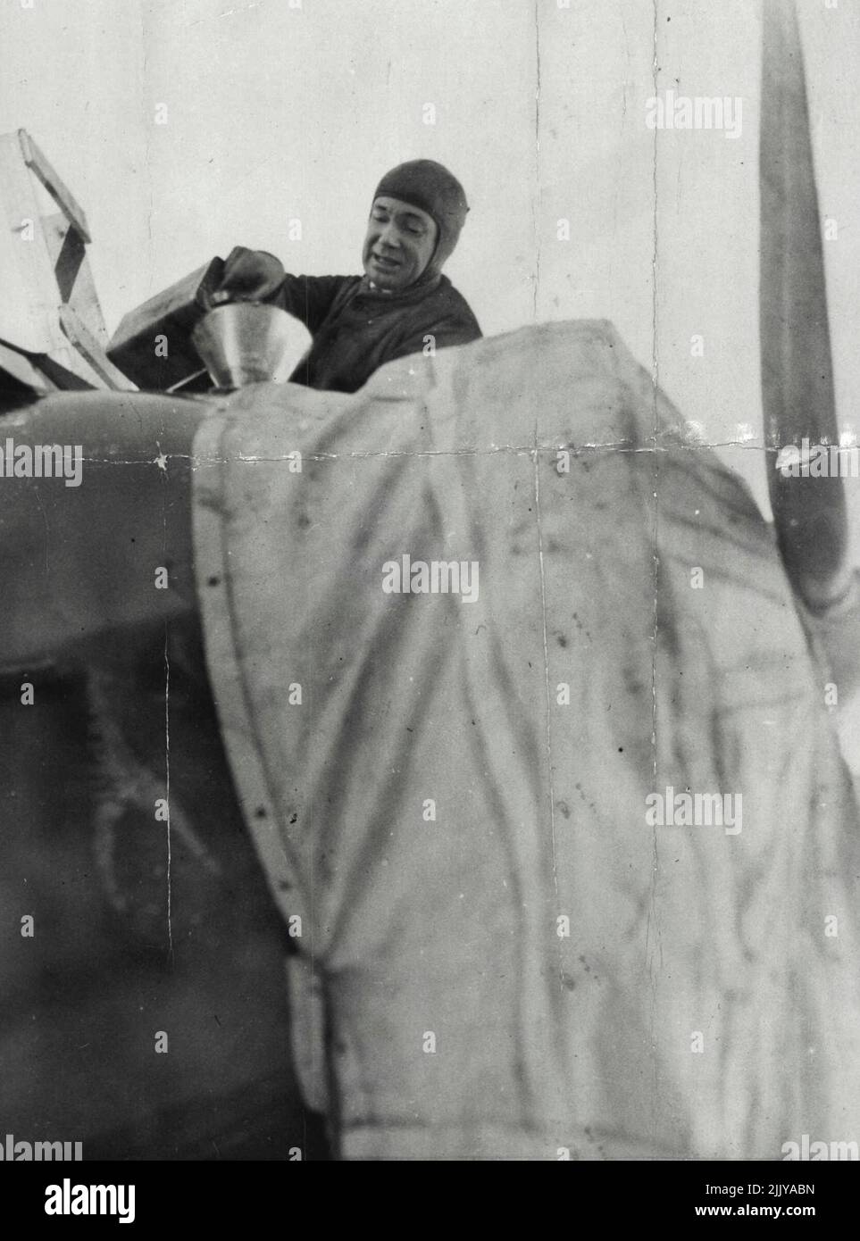 En 1928, un Wilkins sans barbus a rempli son monoplan monomoteur à travers un entonnoir pour voler de l'Alaska au Spitsbergen. 29 août 1951. (Photo de M-G-M News photo). Banque D'Images