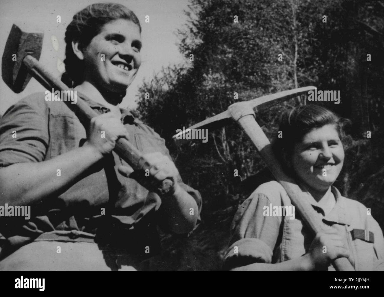 Fille 'Navvies' Win course avec le temps -- deux filles qui ont pris part à la construction de la route transportant le marteau de traîneau et pick-ax à leur retour à Sofia. Plus de deux mille garçons et filles bulgares qui se sont affrontés pour construire le « col de montagne de la République », une route à travers les montagnes des Balkans, avant l'hiver, ont été accueillis par des célébrations lorsqu'ils sont revenus à Sofia. 25 octobre 1946. Banque D'Images