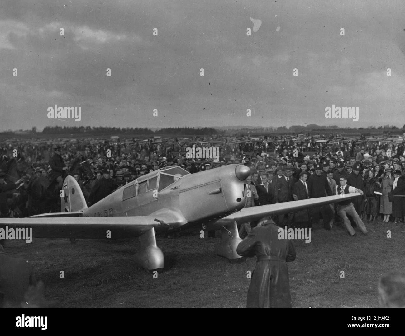 Vol de Tasman ***** La machine de Mme Battles s'arrête à l'aérodrome de Manager, Auckland. 2 novembre 1936. (Photo par le N.Z. Herald). Banque D'Images